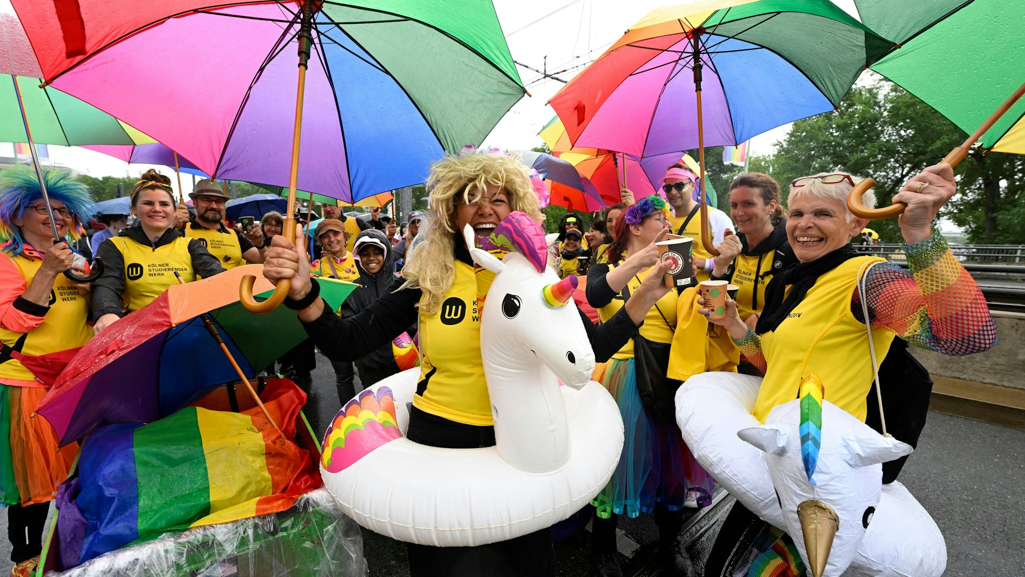 Einhornschwimmreifen als Kostüm.