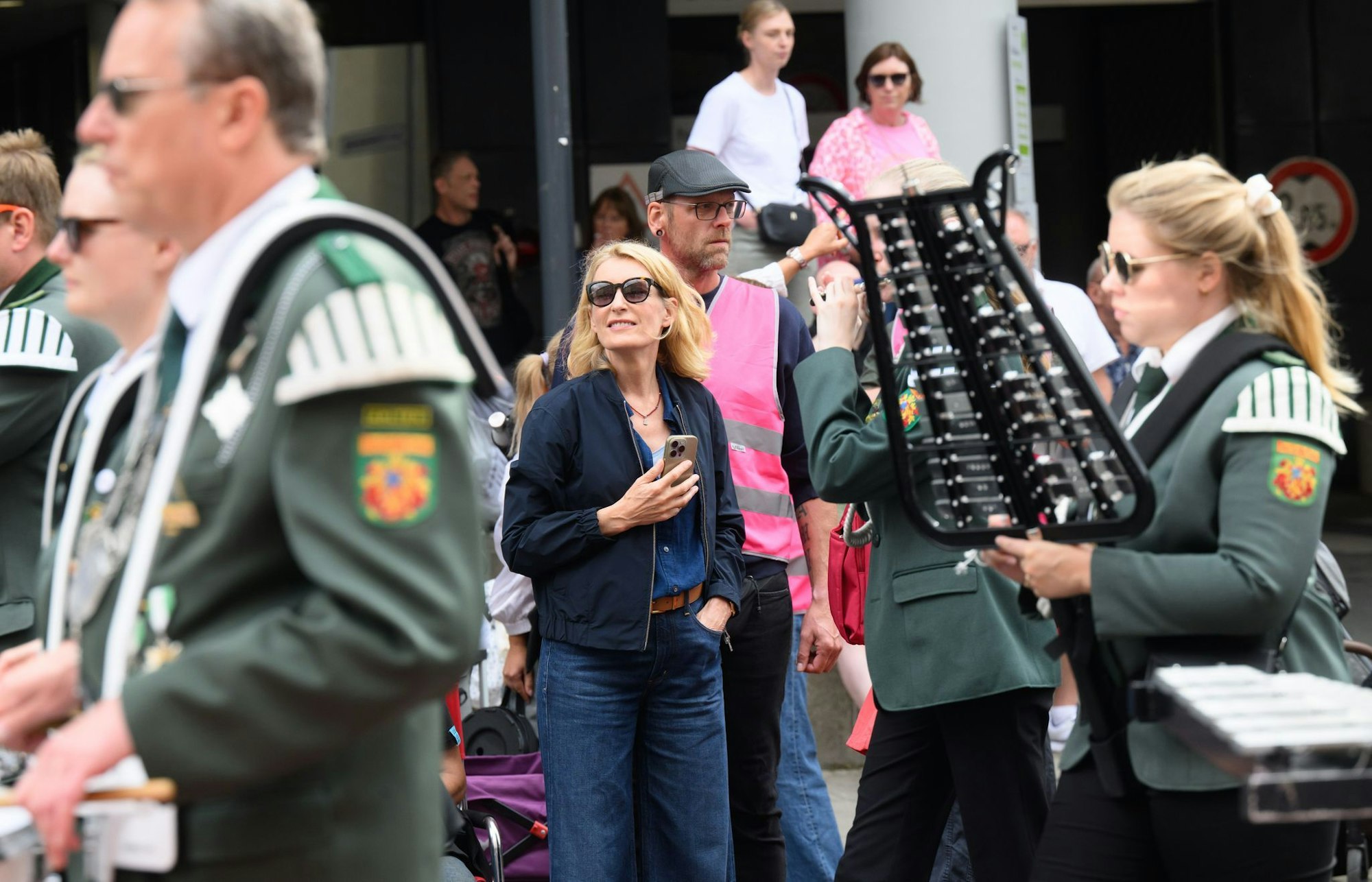 Die Schauspielerin Maria Furtwängler (M) steht bei einer Drehpause für einen neuen «Tatort» inmitten des realen Schützenausmarsches.