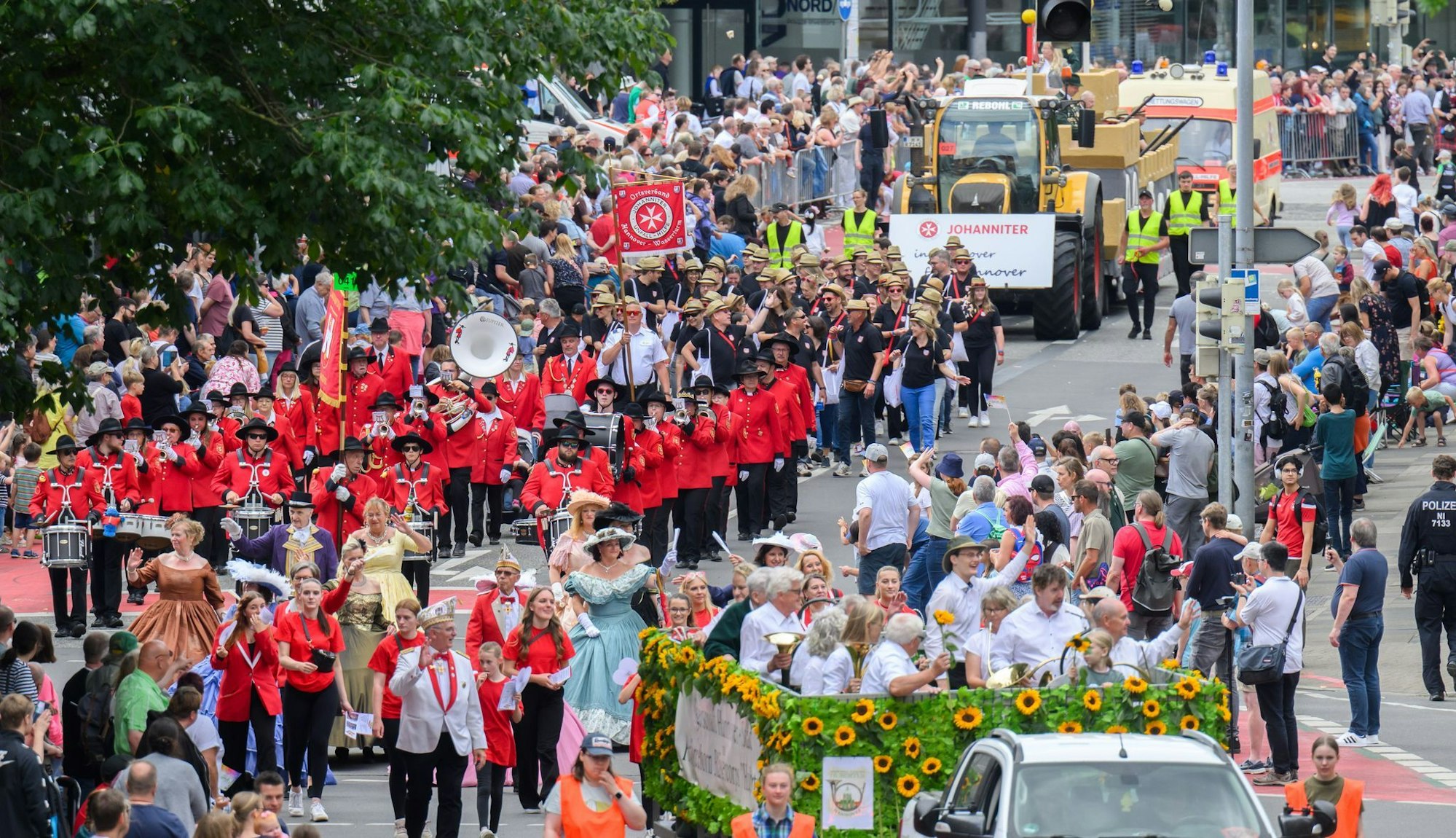 Teilnehmer gehen beim Schützenausmarsch in der Innenstadt.