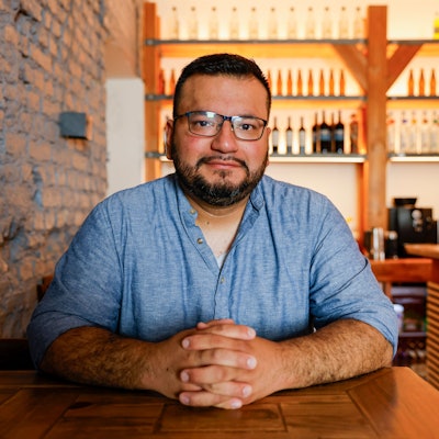 Jonathan Cachique betreibt das „a comer!“ in Nippes.