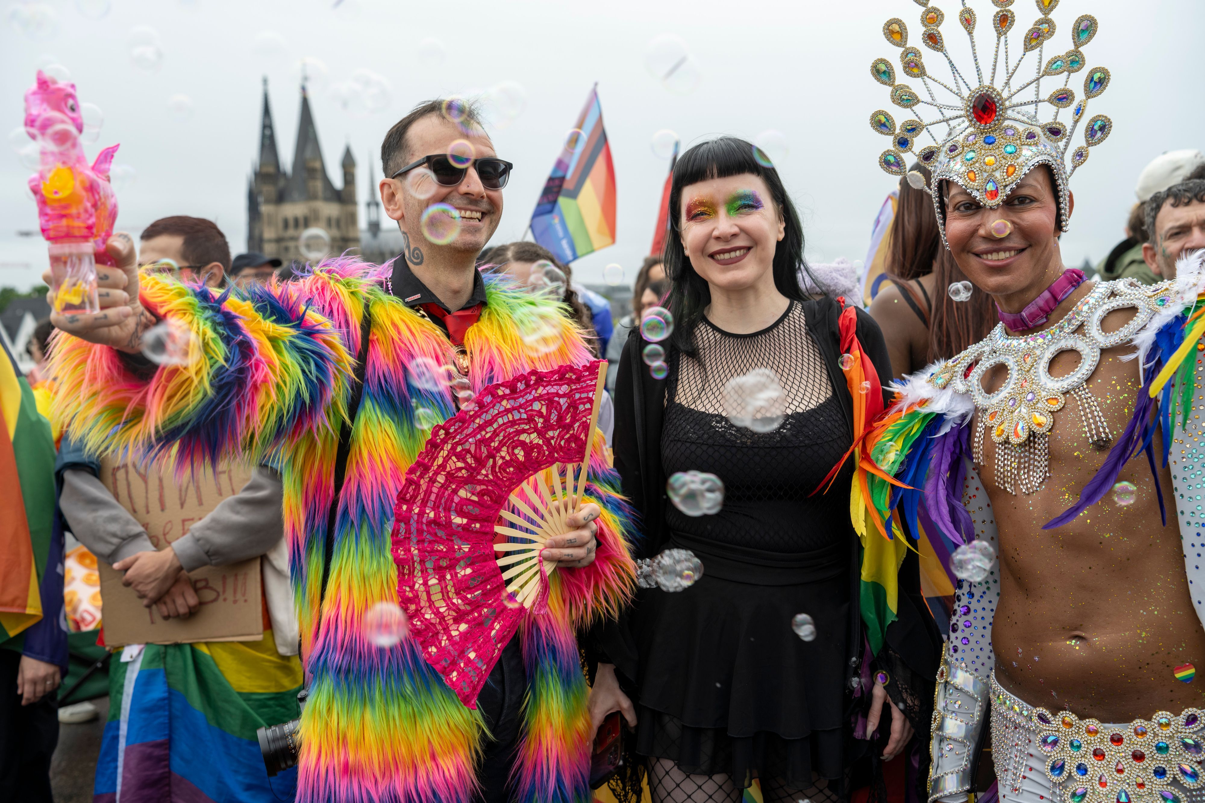 Mark Benecke nimmt an der Parade teil. Queere Menschen feiern in fantasievollen Kostümem den Christopher Street Day.