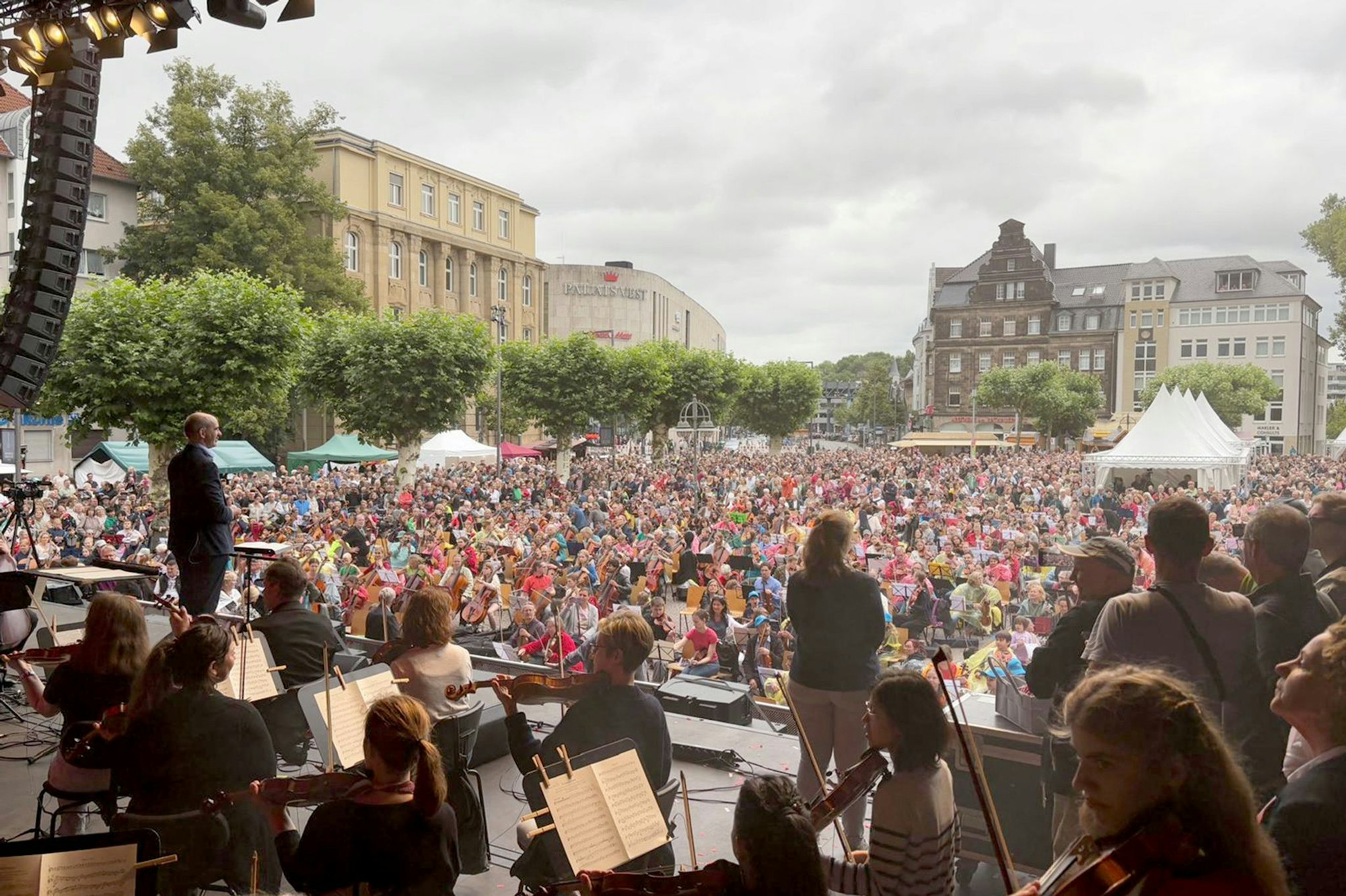 In Recklinghausen spielen mehr als 1.300 Musiker für einen Weltrekordversuch ihre Streichinstrumente.