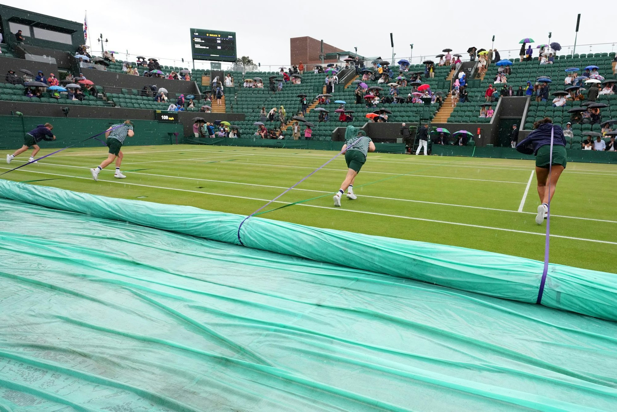 Zweimal muss der Platz während der Partie von Laura Siegemund abgedeckt werden.