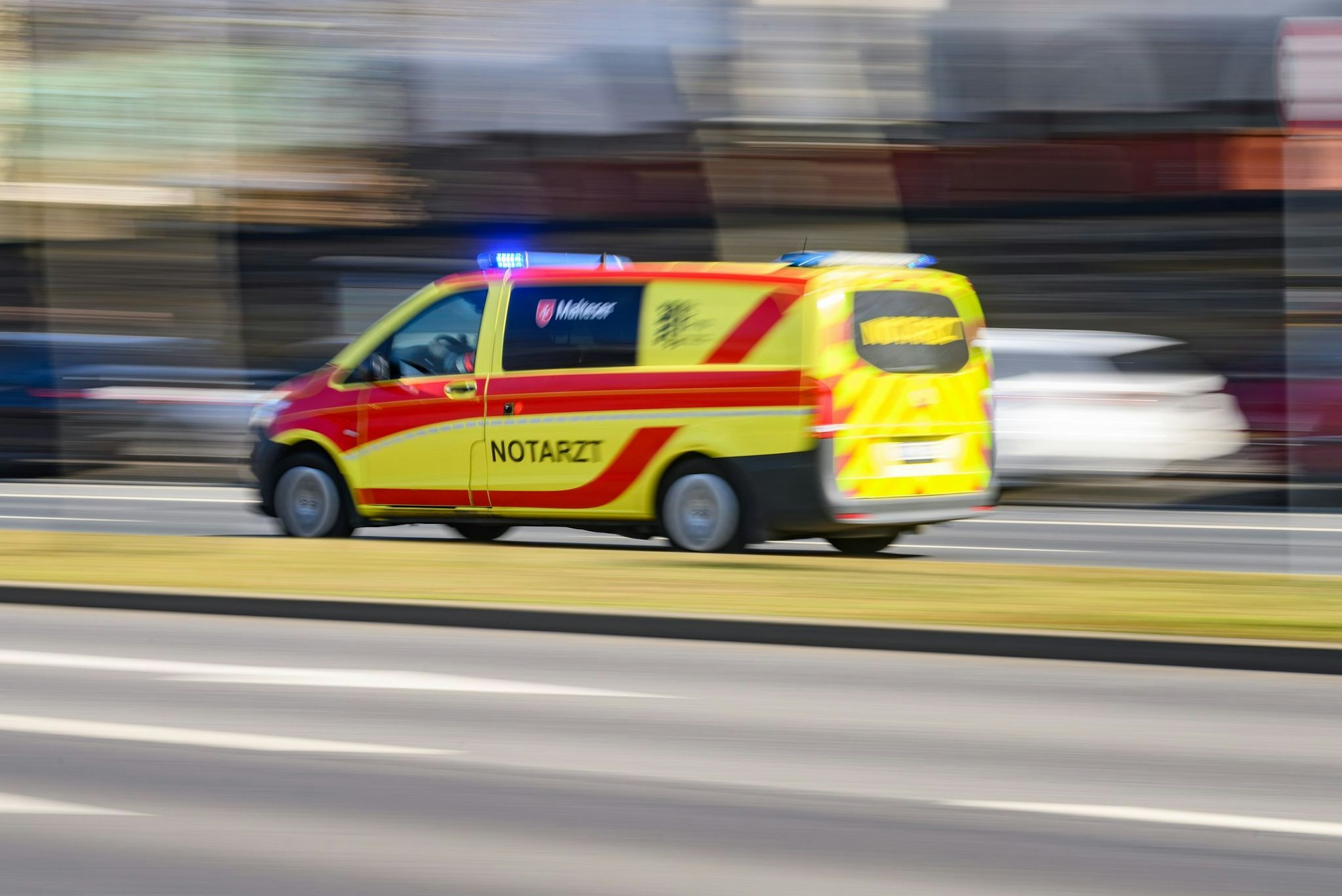 Rettungskräfte bringen den lebensbedrohlich verletzten Senior in ein Krankenhaus. (Symbolbild)
