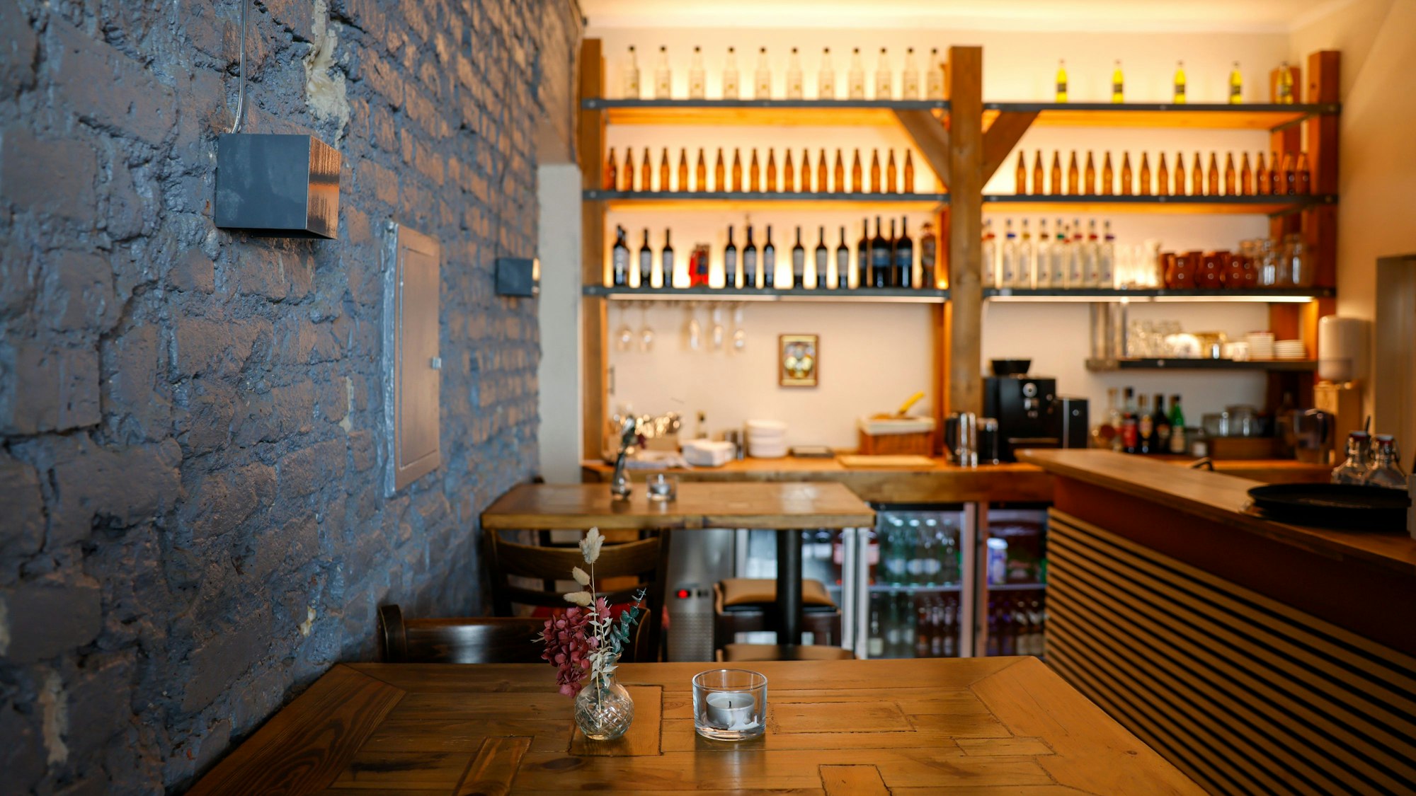 Großes Getränkeangebot: Die Bar im vorderen Bereich des Restaurants. Im hinteren Bereich gibt es noch mehr Platz für die Gäste.