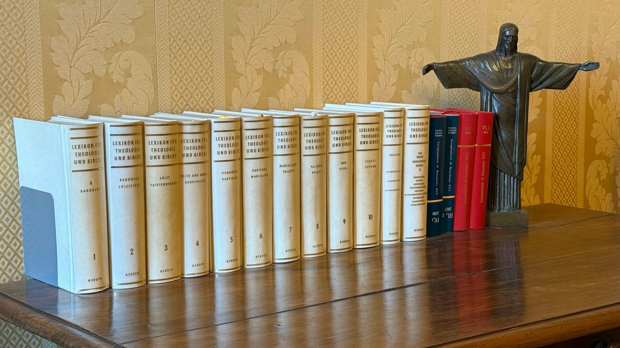 In den Privatgemächern steht noch das Theologische Lexikon von Papst Benedikt XVI.