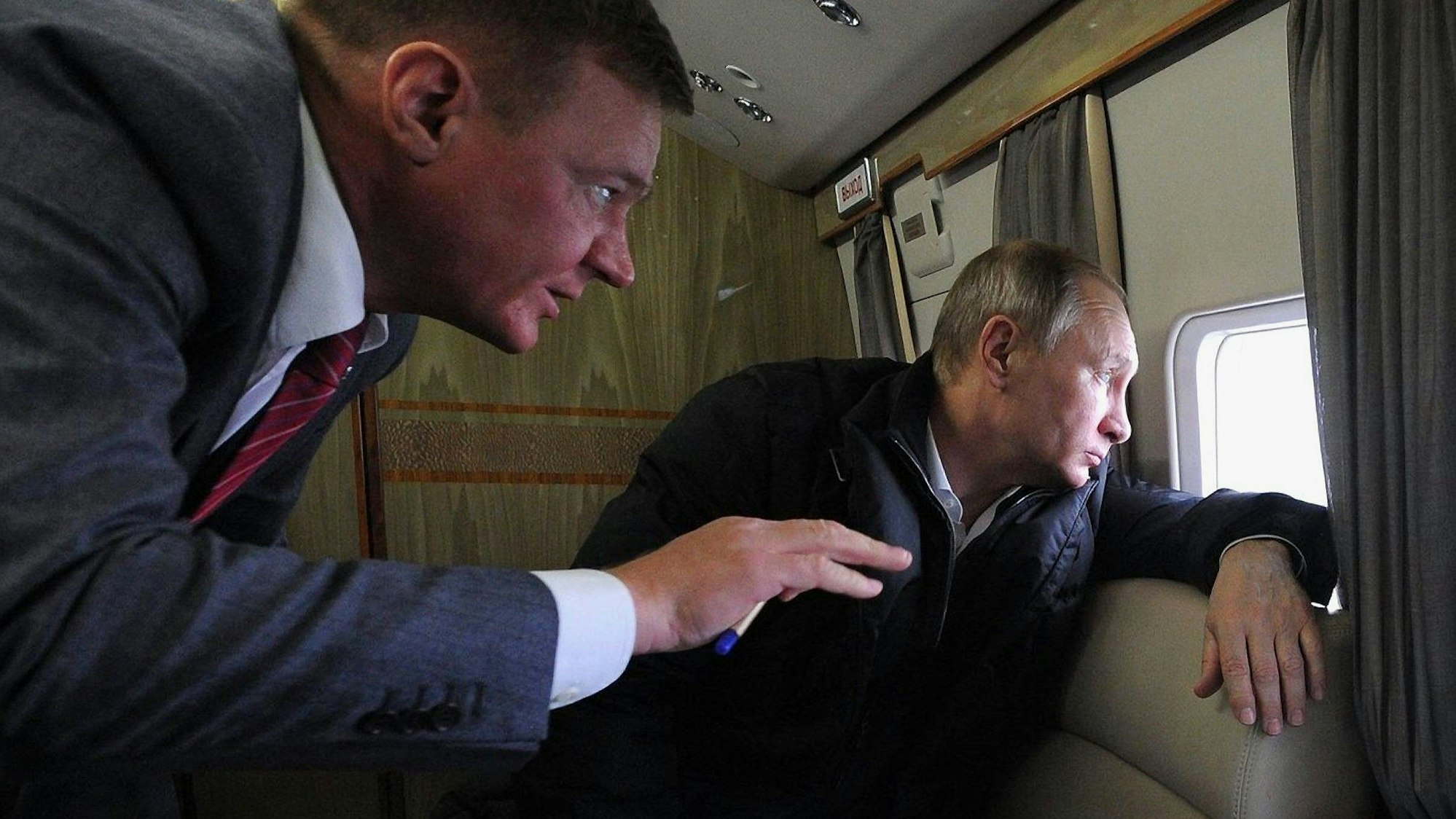 Kremlchef Wladimir Putin (r.) zusammen mit dem früheren Verkehrsminister Roman Starowoit in einem Flugzeug. Starowoit wurde kurz nach seiner Entlassung tot aufgefunden. (Archivbild)