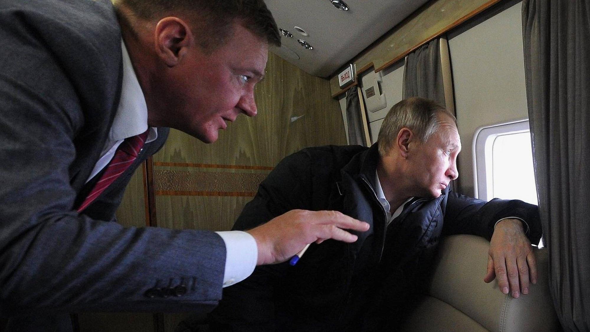 Kremlchef Wladimir Putin (r.) zusammen mit dem früheren Verkehrsminister Roman Starowoit in einem Flugzeug. Starowoit wurde kurz nach seiner Entlassung tot aufgefunden. (Archivbild)