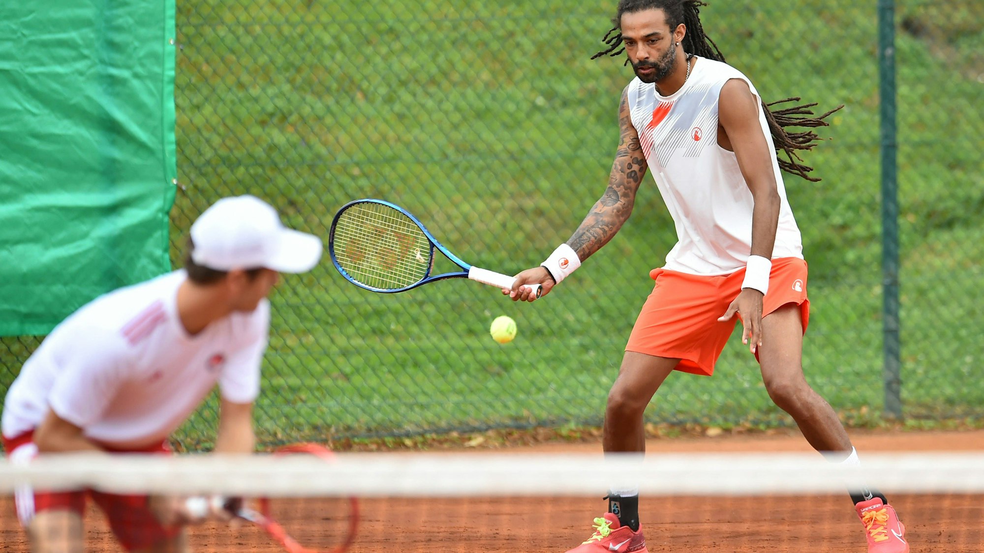 Tennis 2. Herren Bundesliga Nord Saison 2024: Kölner THC Stadion Rot-Weiss - HTC Blau-Weiß Krefeld am 14.07.2024 im REWE Sportpark in Köln Wesley Koolhof Kölner THC Stadion Rot-Weiss , vorne - Dustin Brown Kölner THC Stadion Rot-Weiss , hinten Nordrhein-Westfalen Deutschland *** Tennis 2 Mens Bundesliga North Season 2024 Kölner THC Stadion Rot Weiss HTC Blau Weiß Krefeld on 14 07 2024 at REWE Sportpark in Cologne Wesley Koolhof Kölner THC Stadion Rot Weiss , front Dustin Brown Kölner THC Stadion Rot Weiss , back Nordrhein Westfalen Germany