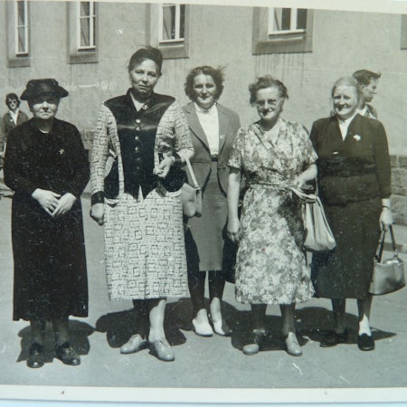 100 Jahre kfd Much: An der Wallfahrt zum heiligen Rock in Trier nahm auch Elfriede Höller teil (2. von links), frühere kfd-Vorsitzende und Großmutter von Stefan Höller, Inhaber der Gaststätte (Schublade).