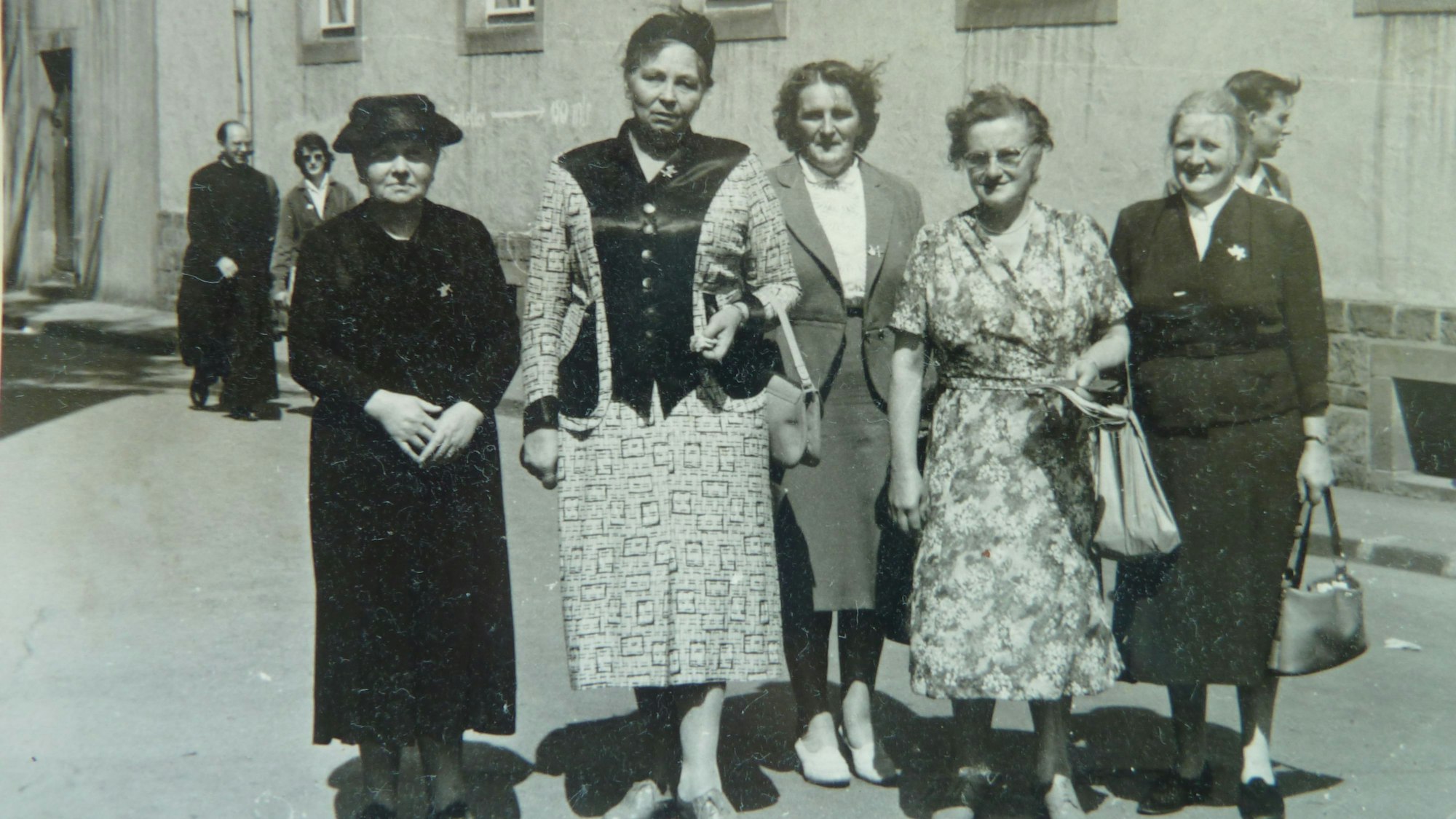 100 Jahre kfd Much: An der Wallfahrt zum heiligen Rock in Trier nahm auch Elfriede Höller teil (2. von links), frühere kfd-Vorsitzende und Großmutter von Stefan Höller, Inhaber der Gaststätte (Schublade).