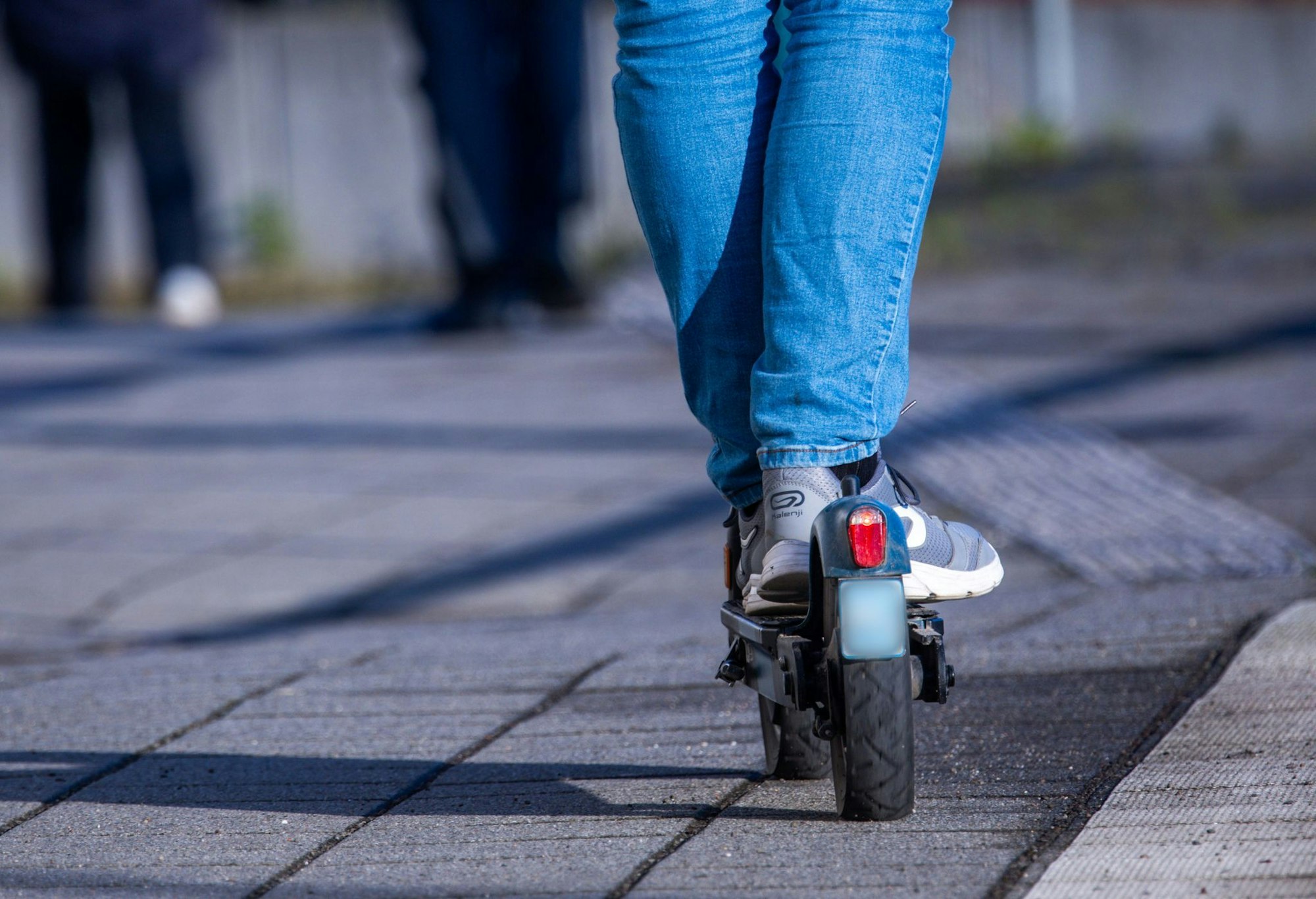 Vom E-Scooter ins Krankenhaus - ein 16-Jährigen schwebte für mehrere Stunden in Lebensgefahr. (Symbolbild)