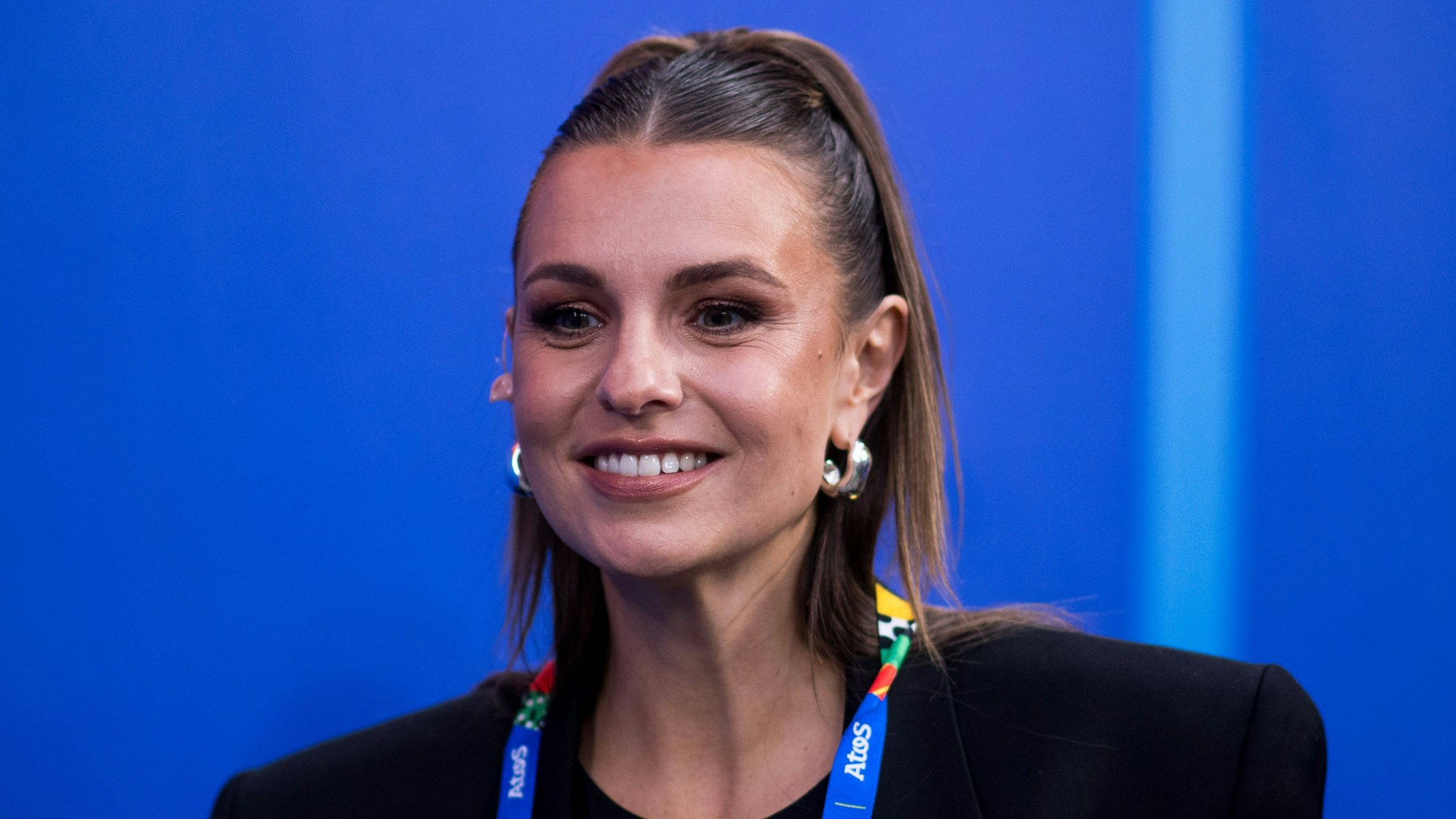 Laura Wontorra lacht.