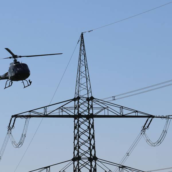 Insgesamt 75 Kilometer misst im Oberbergischen Kreis das Stromnetz des Dortmunder Betreibers Amprion. Mindestens einmal im Jahr lässt das Dortmunder Unternehmen die Freileitungen kontrollieren. Und das geschieht mit dem Hubschrauber.