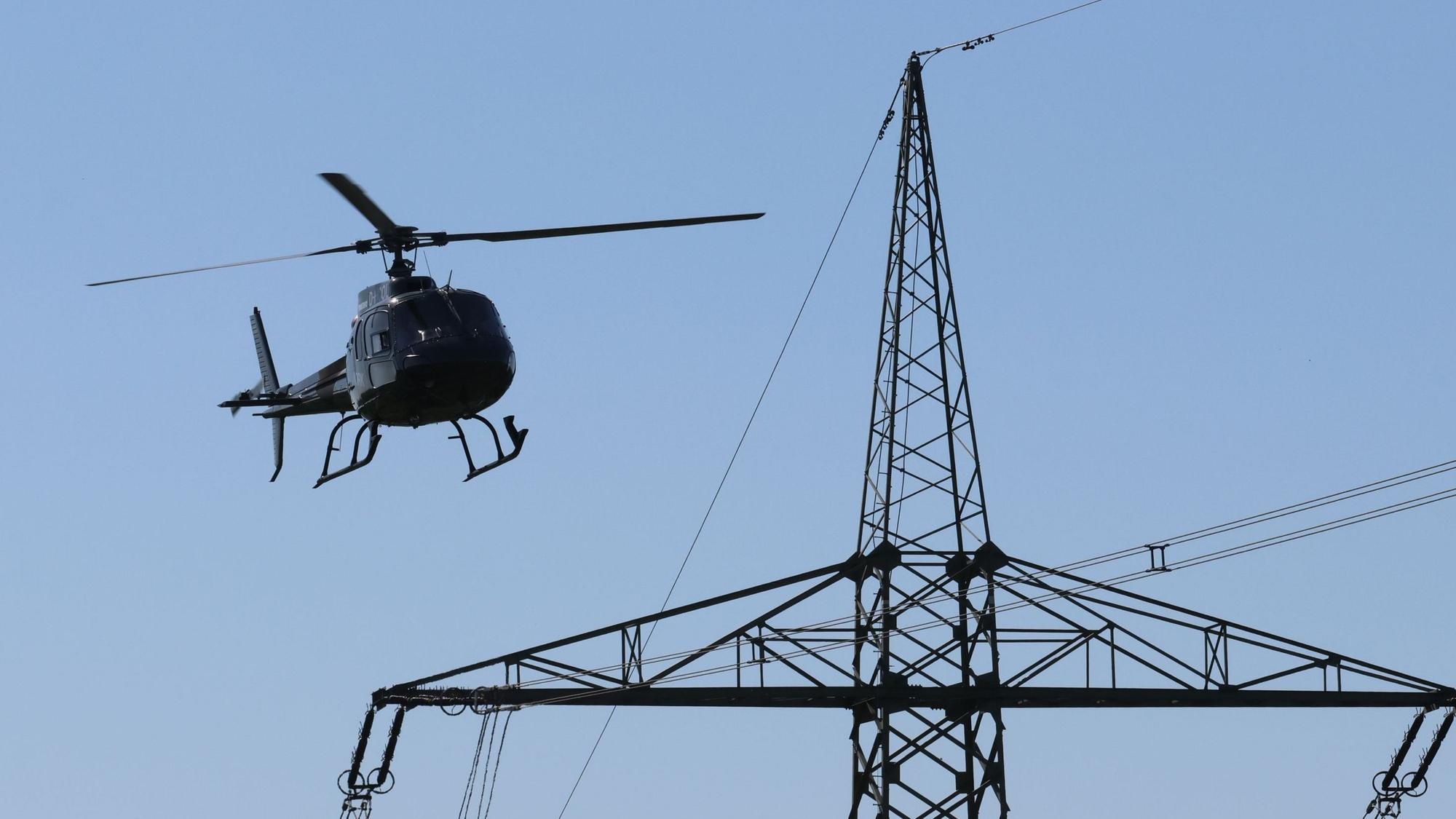 Insgesamt 75 Kilometer misst im Oberbergischen Kreis das Stromnetz des Dortmunder Betreibers Amprion. Mindestens einmal im Jahr lässt das Dortmunder Unternehmen die Freileitungen kontrollieren. Und das geschieht mit dem Hubschrauber.
