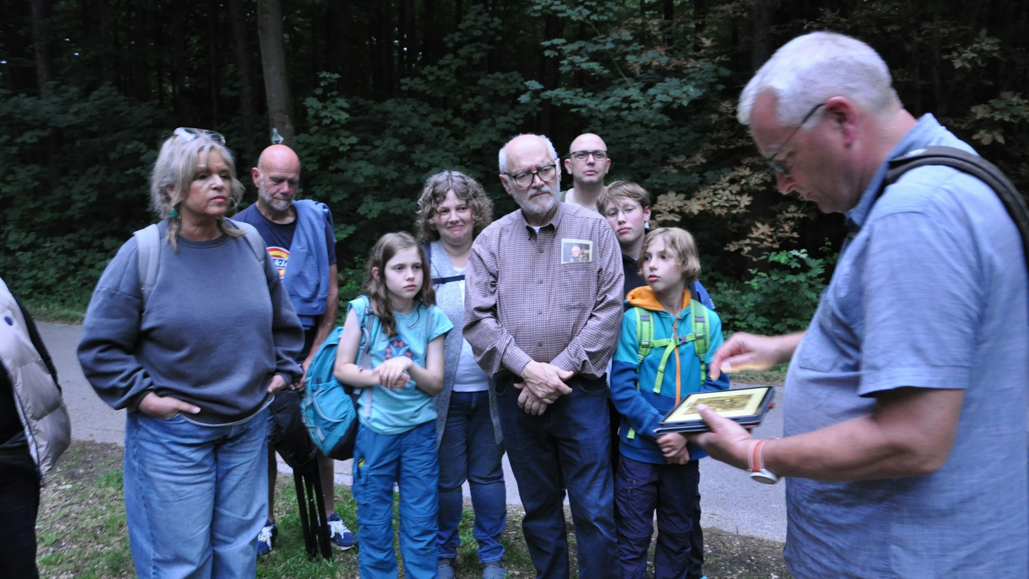 Das Foto zeigt die Besucher und den Naturkundler bei der Glühwürmchenwanderung.