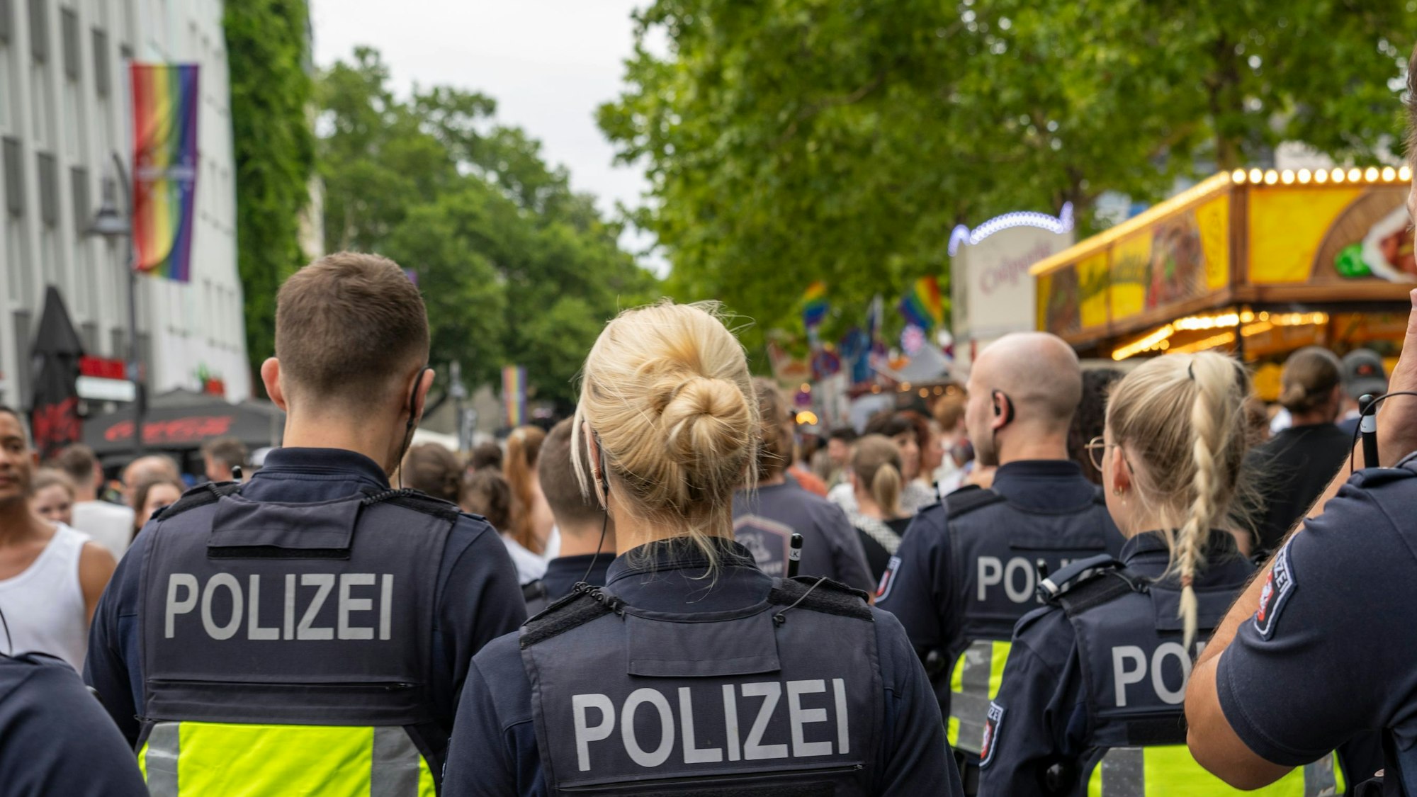 Die Polizei beobachtet die Lage. Viele feiern das Straßenfest des ColognePride (CSD) auf dem Heumarkt.