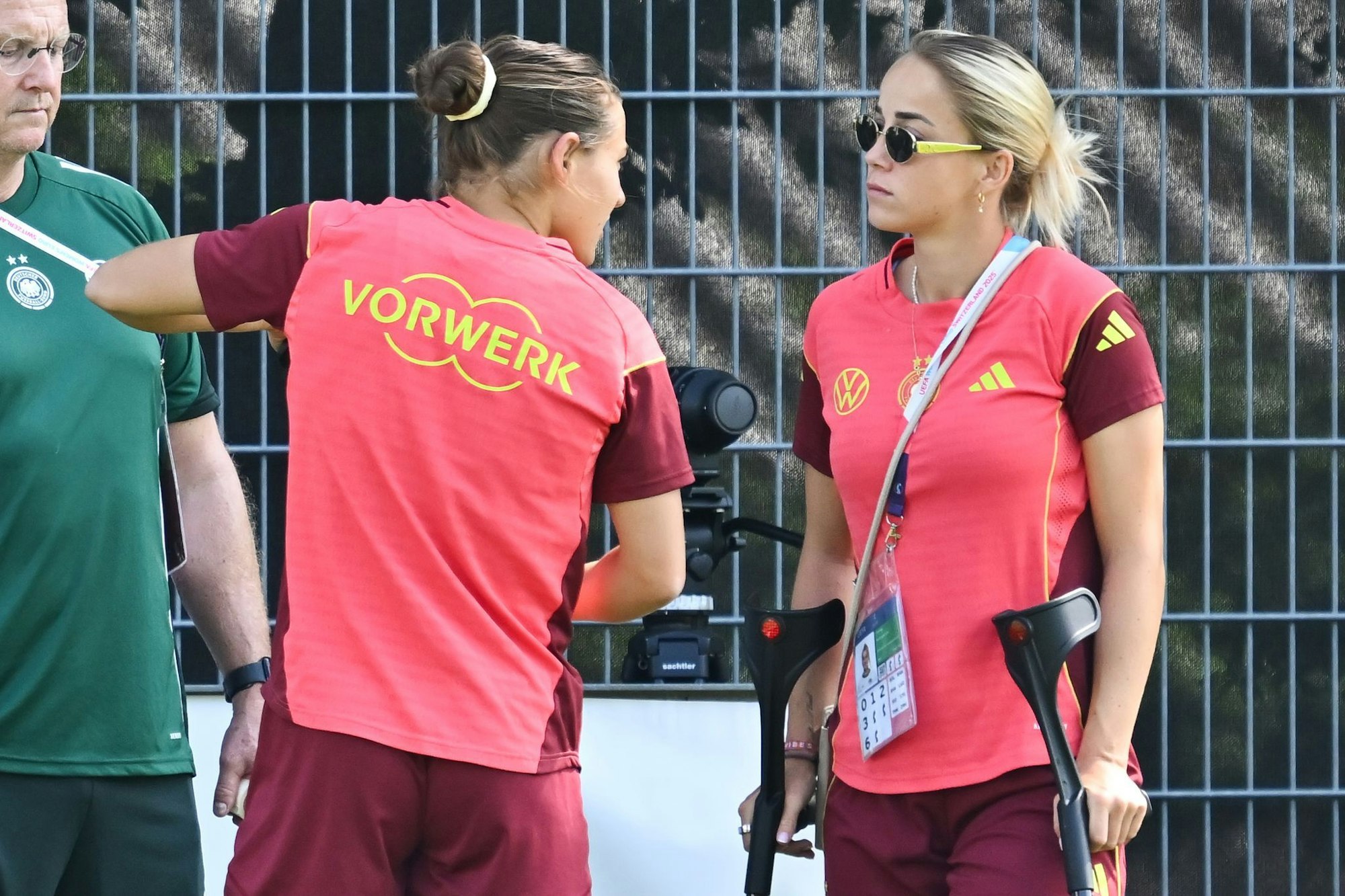 Tipps von Giulia Gwinn (r) an ihre Vertreterin Carlotta Wamser.