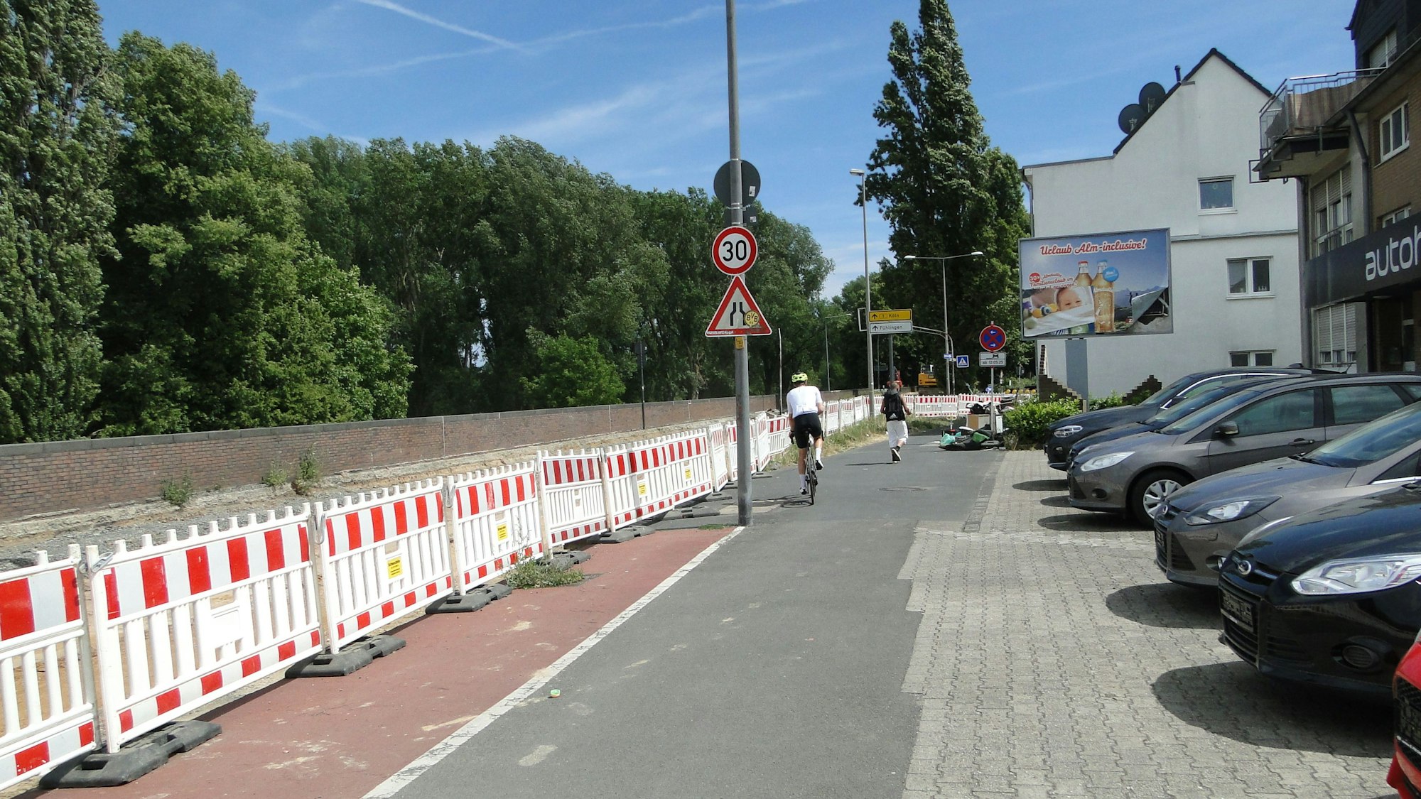 Auf dem ersten Bauabschnitt zwischen Dornstraße und Kurzer Damm ist der Asphalt der Neusser Land Straße bereits abgetragen worden.