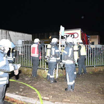 Das Foto zeigt Feuerwehrleute bei der Arbeit.