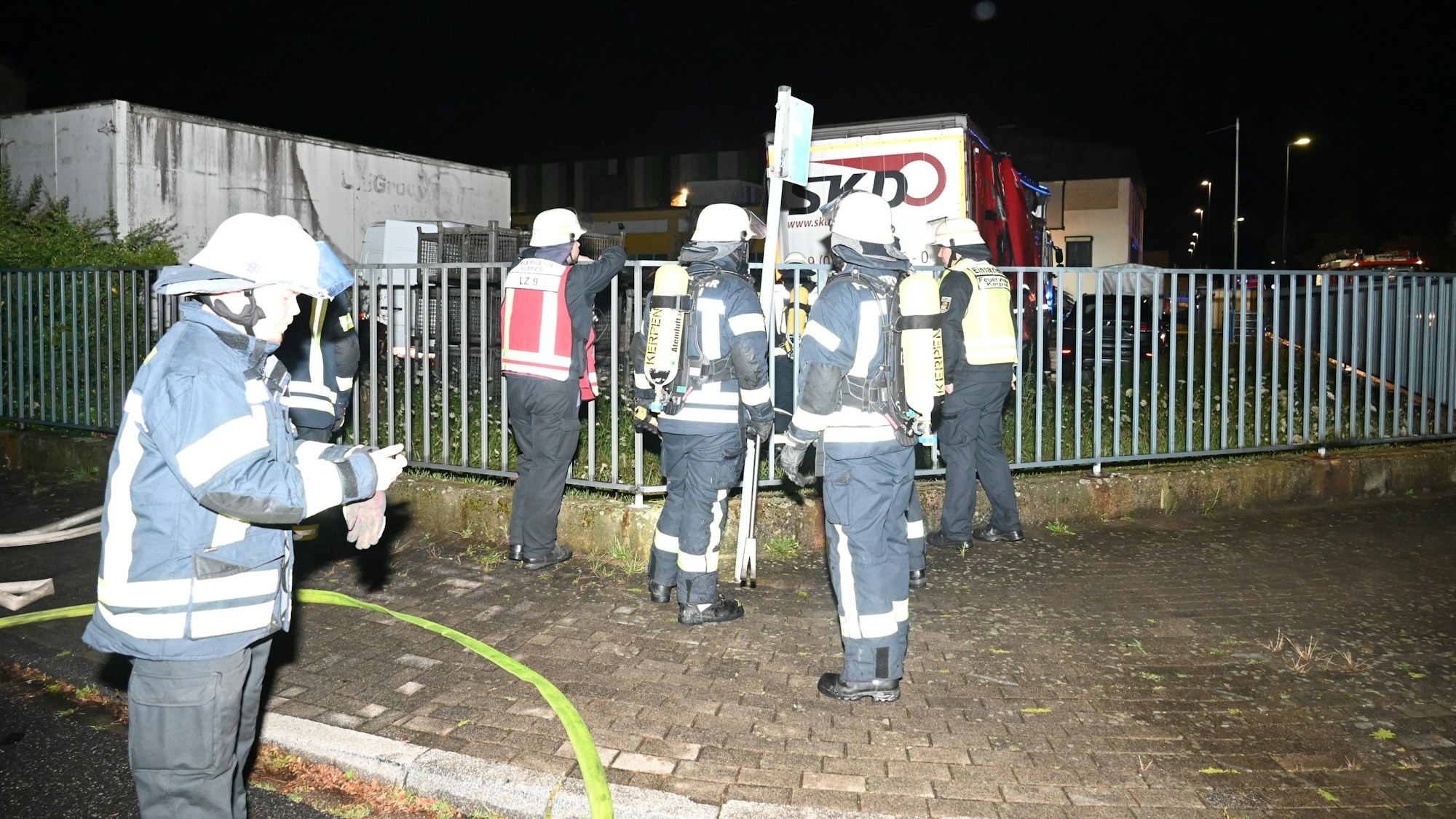 Das Foto zeigt Feuerwehrleute bei der Arbeit.