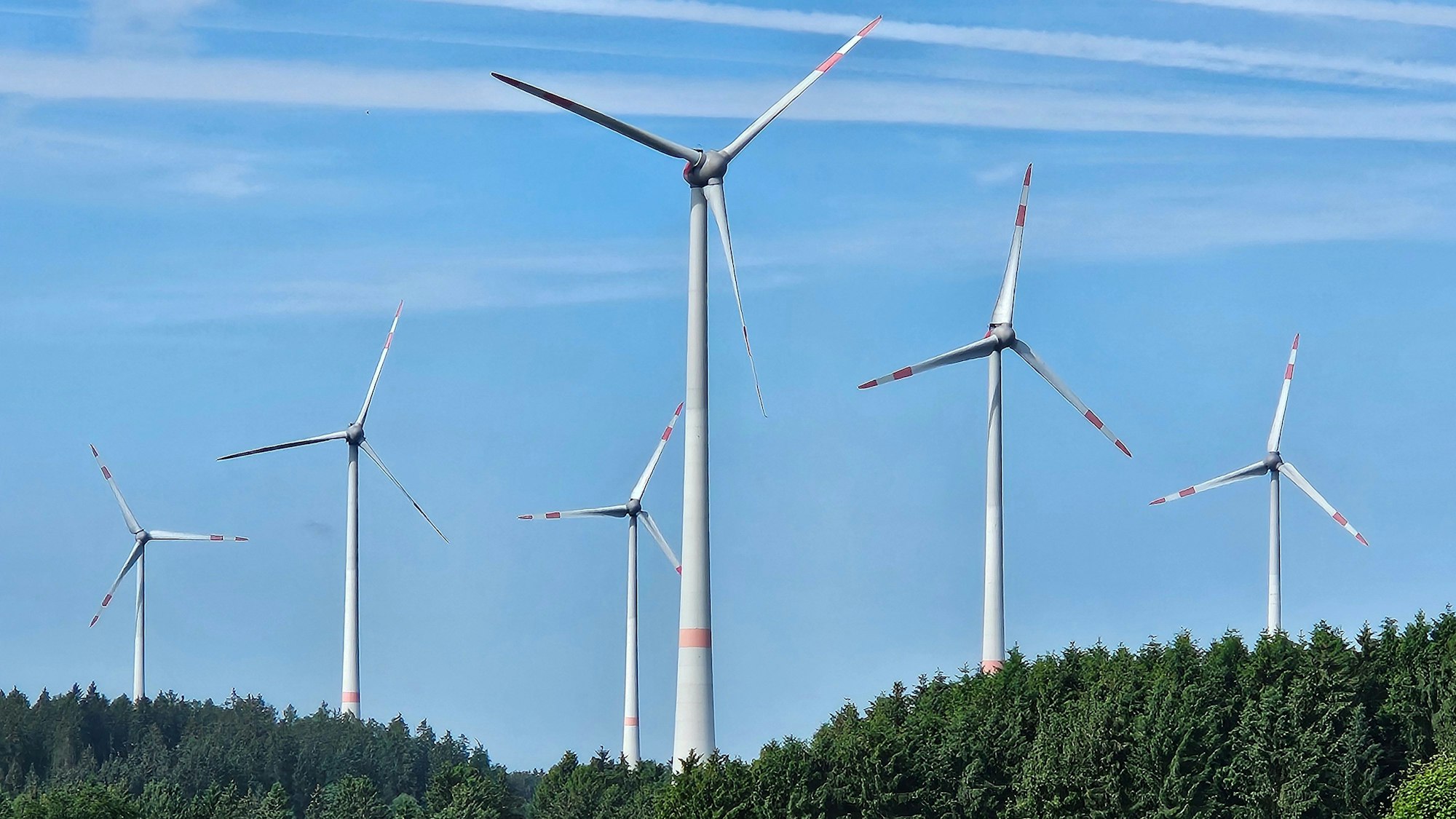 Blick auf sechs Windräder bei Schöneseiffen.