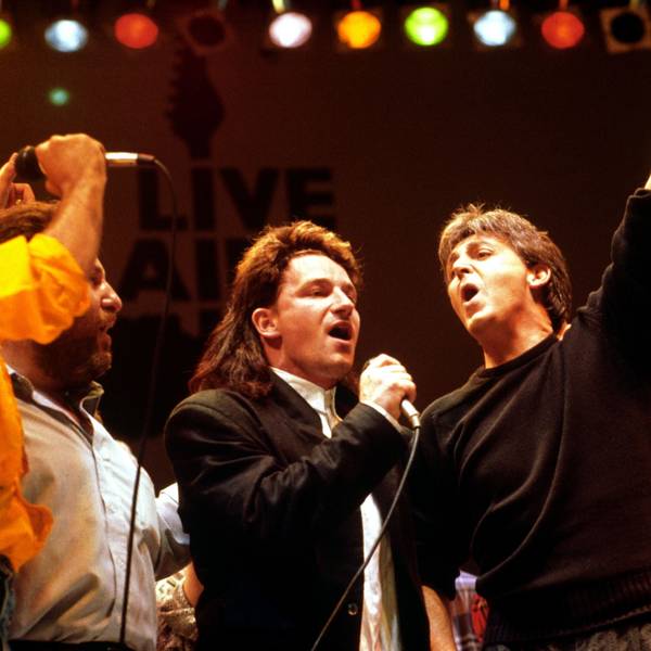 Bono von der irischen Rockband U2 (l-r), Paul McCartney und Freddy Mercury von der britischen Rockband Queen, treten am 13.07.1985 in London (Großbritannien) im Wembley Stadion bei dem Live Aid Konzert auf.