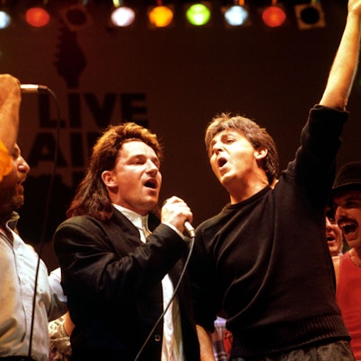 Bono von der irischen Rockband U2 (l-r), Paul McCartney und Freddy Mercury von der britischen Rockband Queen, treten am 13.07.1985 in London (Großbritannien) im Wembley Stadion bei dem Live Aid Konzert auf.
