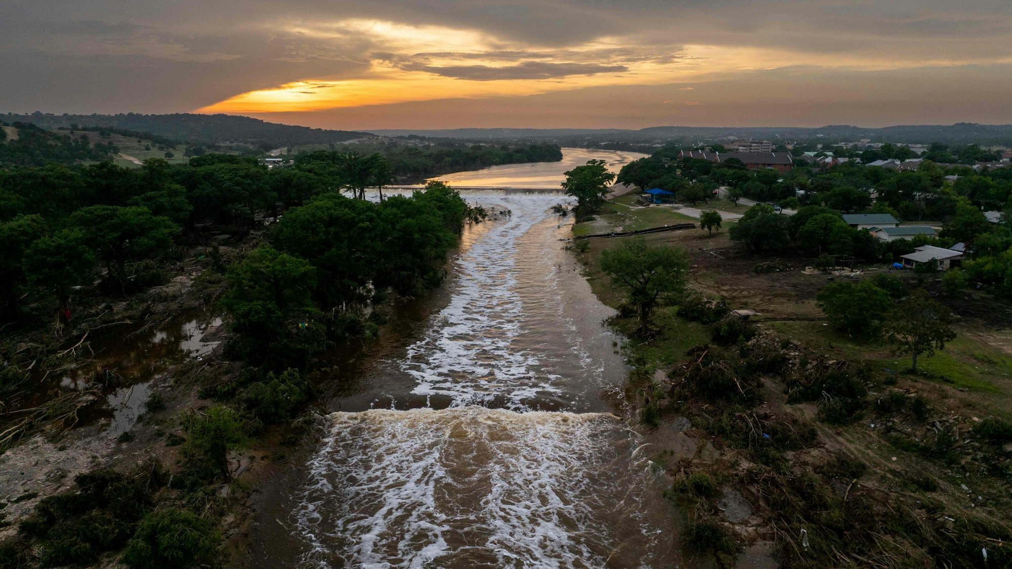 Luftaufnahme des Guadalupe River vom 6. Juli: Der Fluss war zwei Tage zuvor plötzlich extrem angeschwollen und hatte für Tod und Zerstörung gesorgt.