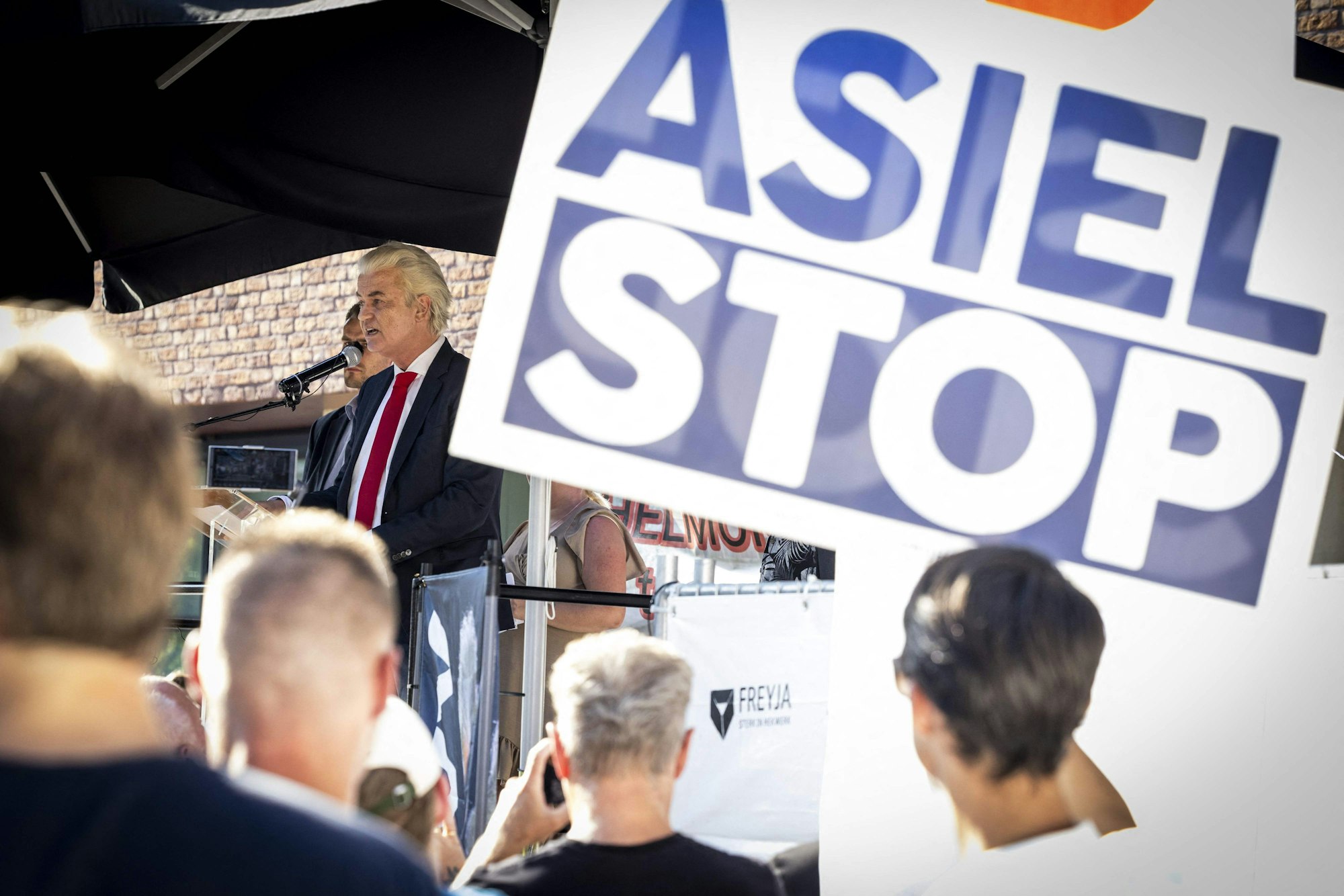 Geert Wilders spricht bei einer Demonstration in Helmond.