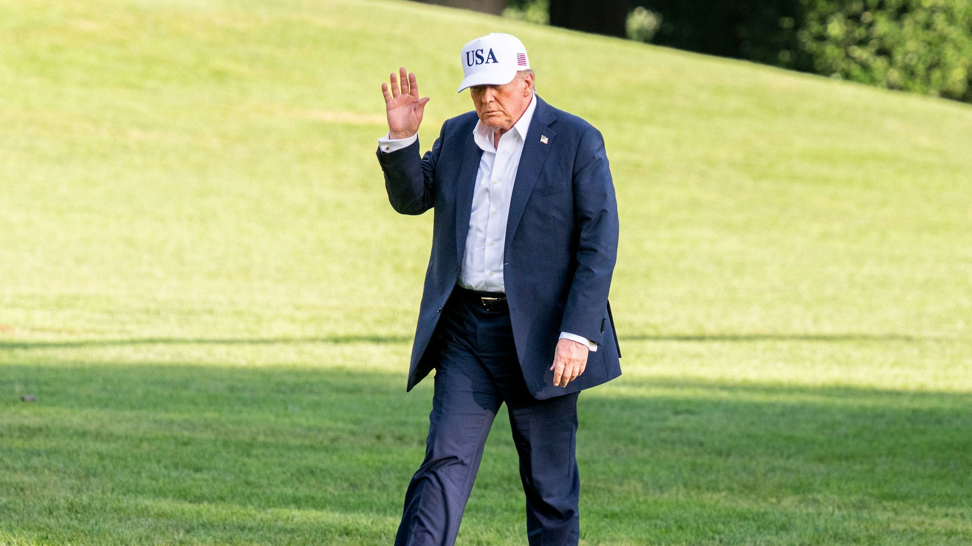 US-Präsident Donald Trump winkt der Presse zu, nachdem er ins Weiße Haus in Washington zurückgekehrt ist. Trump empfängt dort den israelischen Ministerpräsidenten Netanjahu zu einem diplomatischen Besuch.