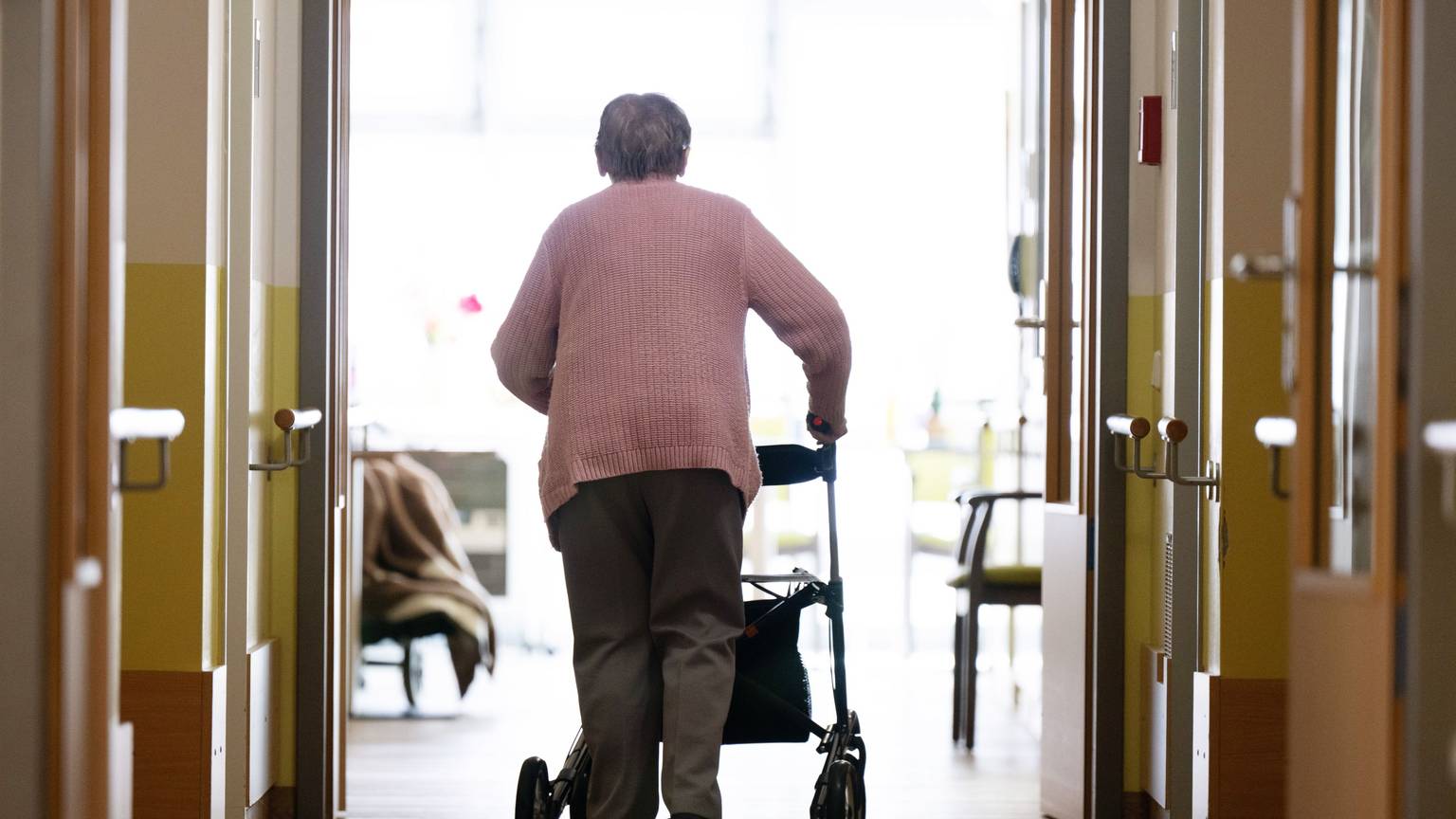 Höhere Beiträge für die Pflegeversicherung waren bislang die Reaktion auf steigende Kosten in der Pflege. Damit die Spirale sich nicht immer weiter dreht, plant die Bundesregierung eine Reform. Können die Maßnahmen die drohenden Lücken stopfen?