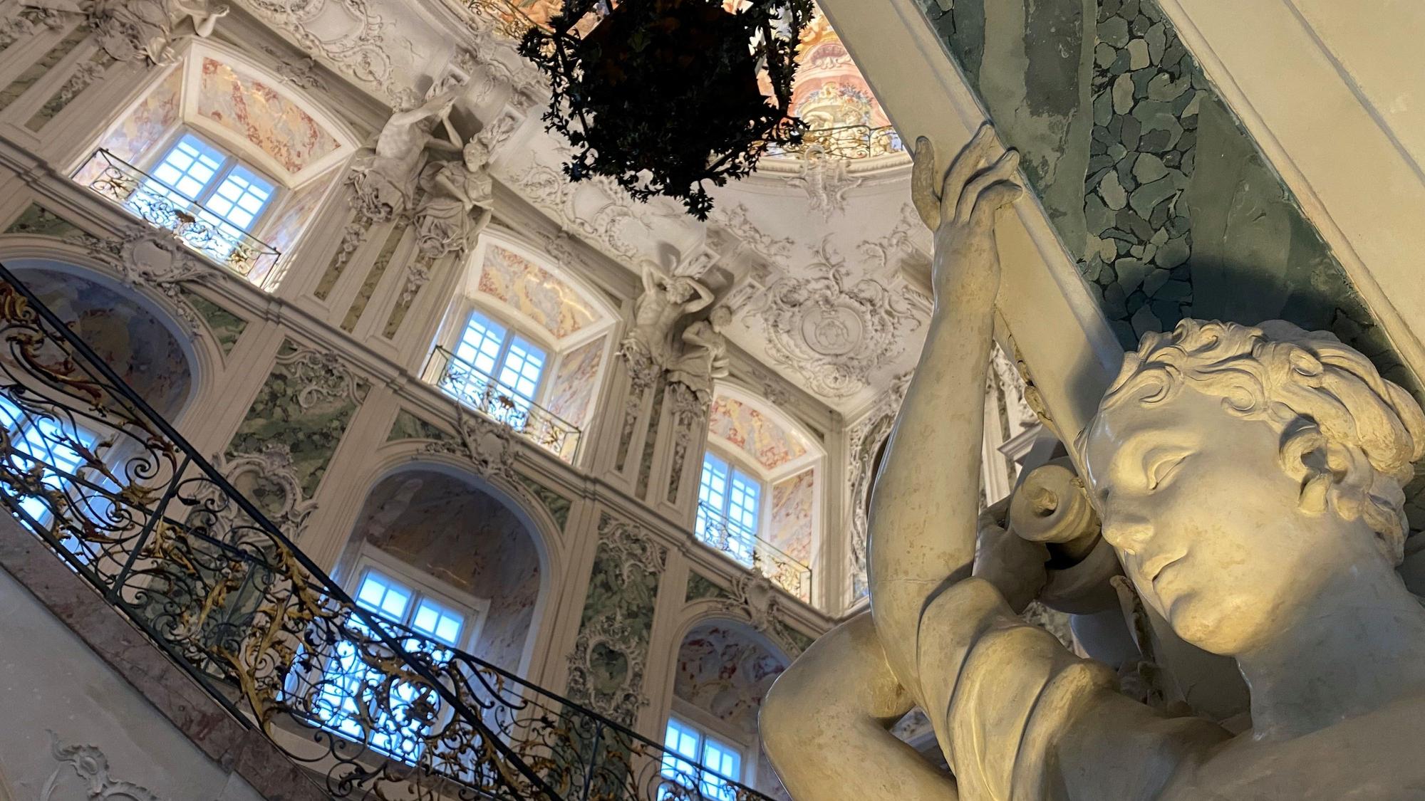 Zu sehen ist das prachtvoll gestaltete Treppenhaus.