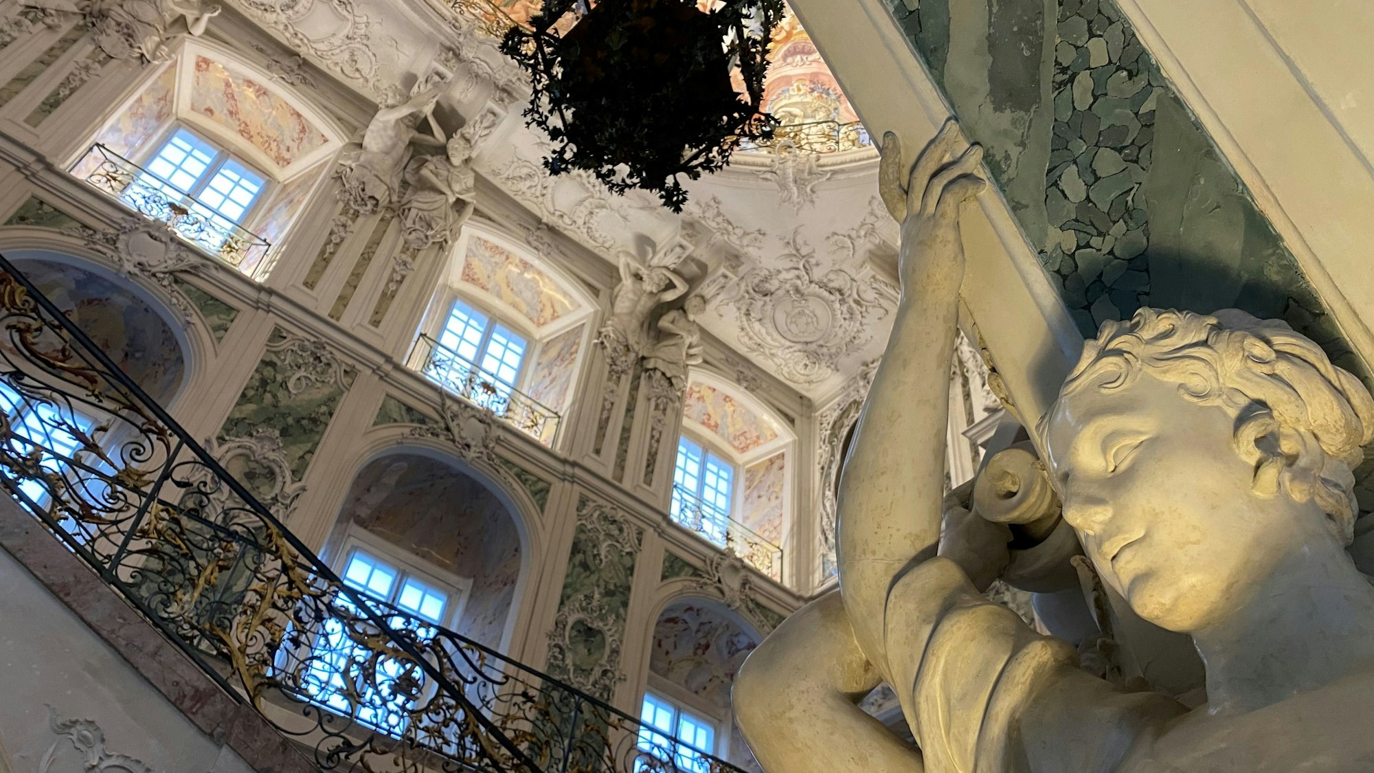 Zu sehen ist das prachtvoll gestaltete Treppenhaus.