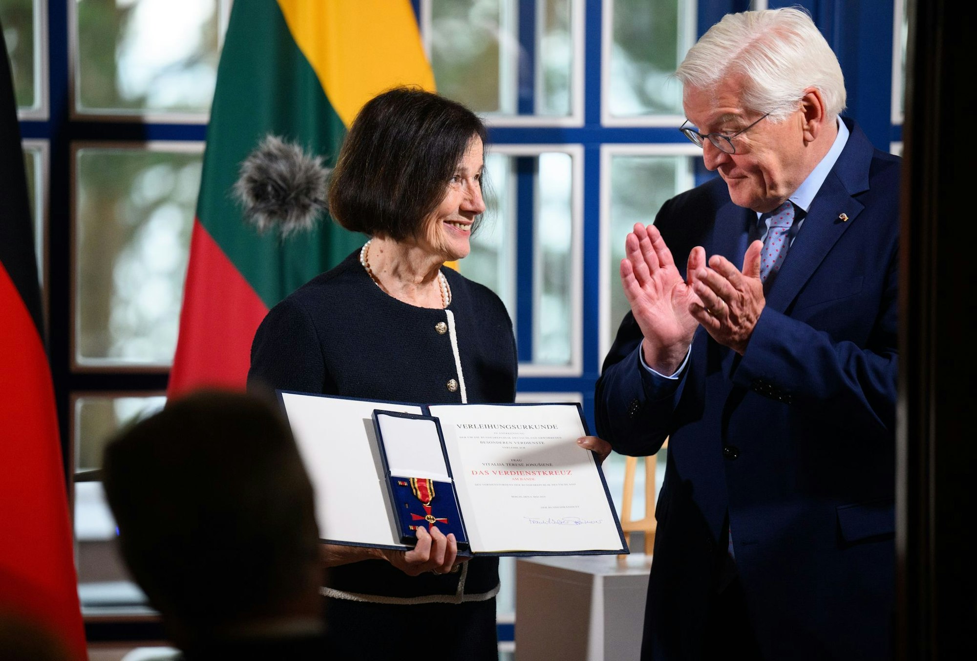Die langjährige Leiterin des Thomas-Mann-Hauses in Nida, Vitalija Terese Jonusiene, erhält von Bundespräsident Frank-Walter Steinmeier das Bundesverdienstkreuz.