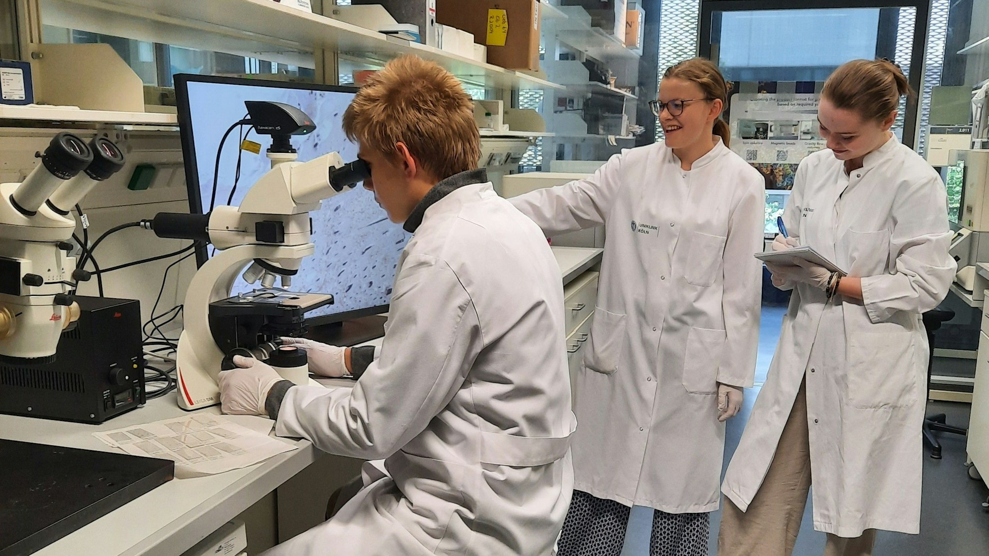 Niklas Arndt (von links), Elisabeth Künstner und Anna Clemens forschen im Labor.
