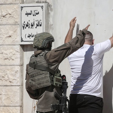 Die israelische Armee ist auch im palästinensischen Westjordanland ständig präsent. Hier durchsucht ein Soldat einen Zivilisten. Israel soll nun in den besetzten Gebieten den Chefredakteur einer Nachrichtenagentur festgenommen haben. (Archiv)