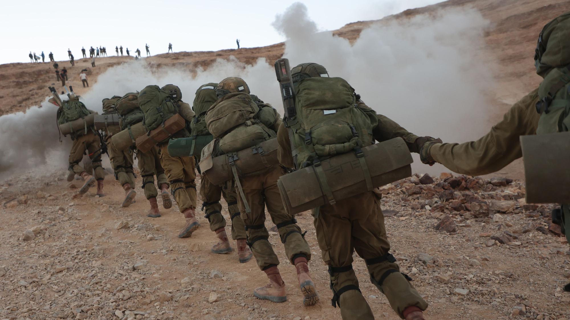 Neu rekrutierte Soldaten der israelischen Verteidigungskräfte (IDF) marschieren während einer 40 Kilometer langen, 10-stündigen Wanderung in Masada in der Nähe des Toten Meeres. (Archivbild)
