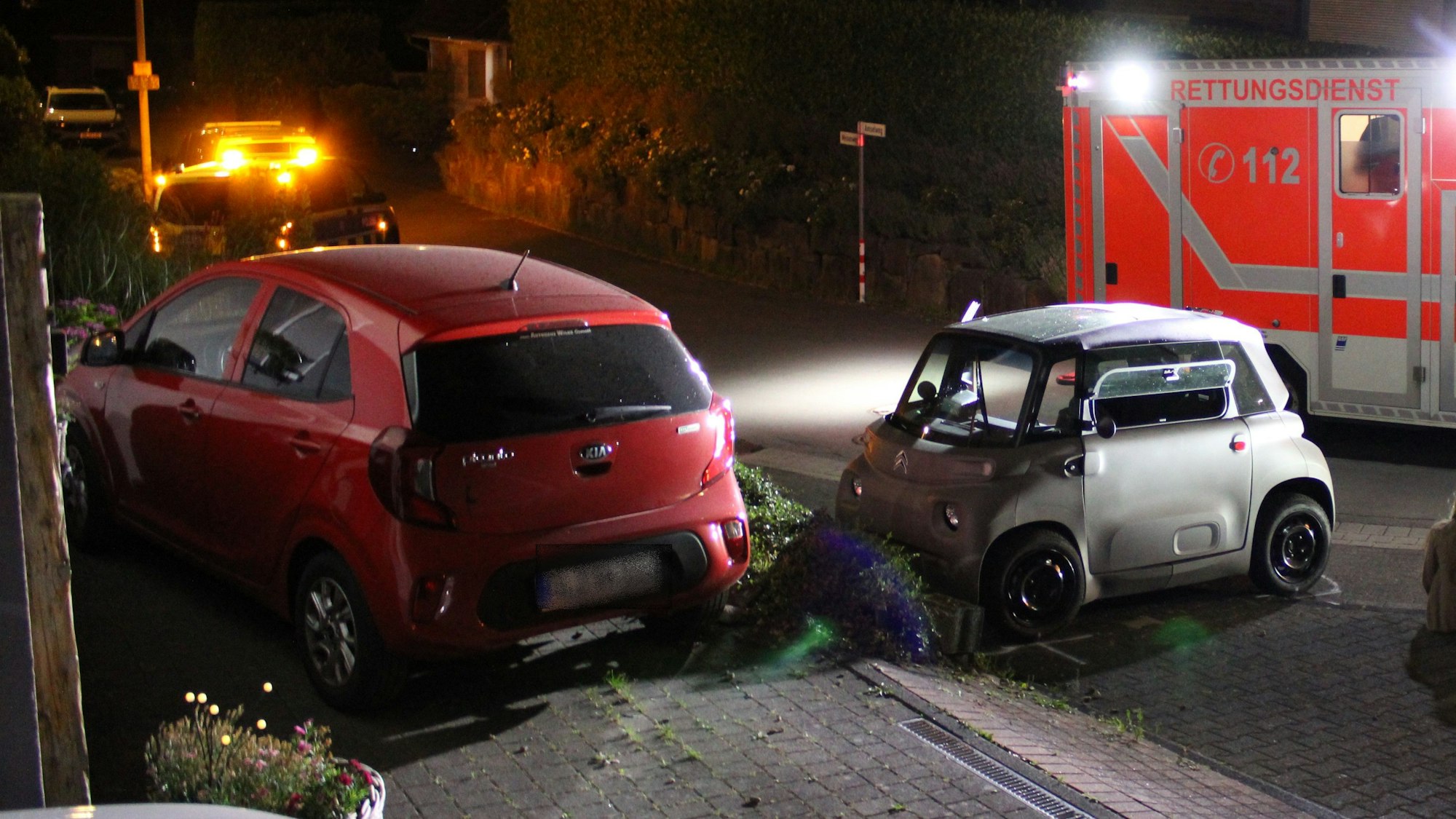 Ein graues Leichtkraftfahrzeug ist mit Pflanzsteinen kollidiert.