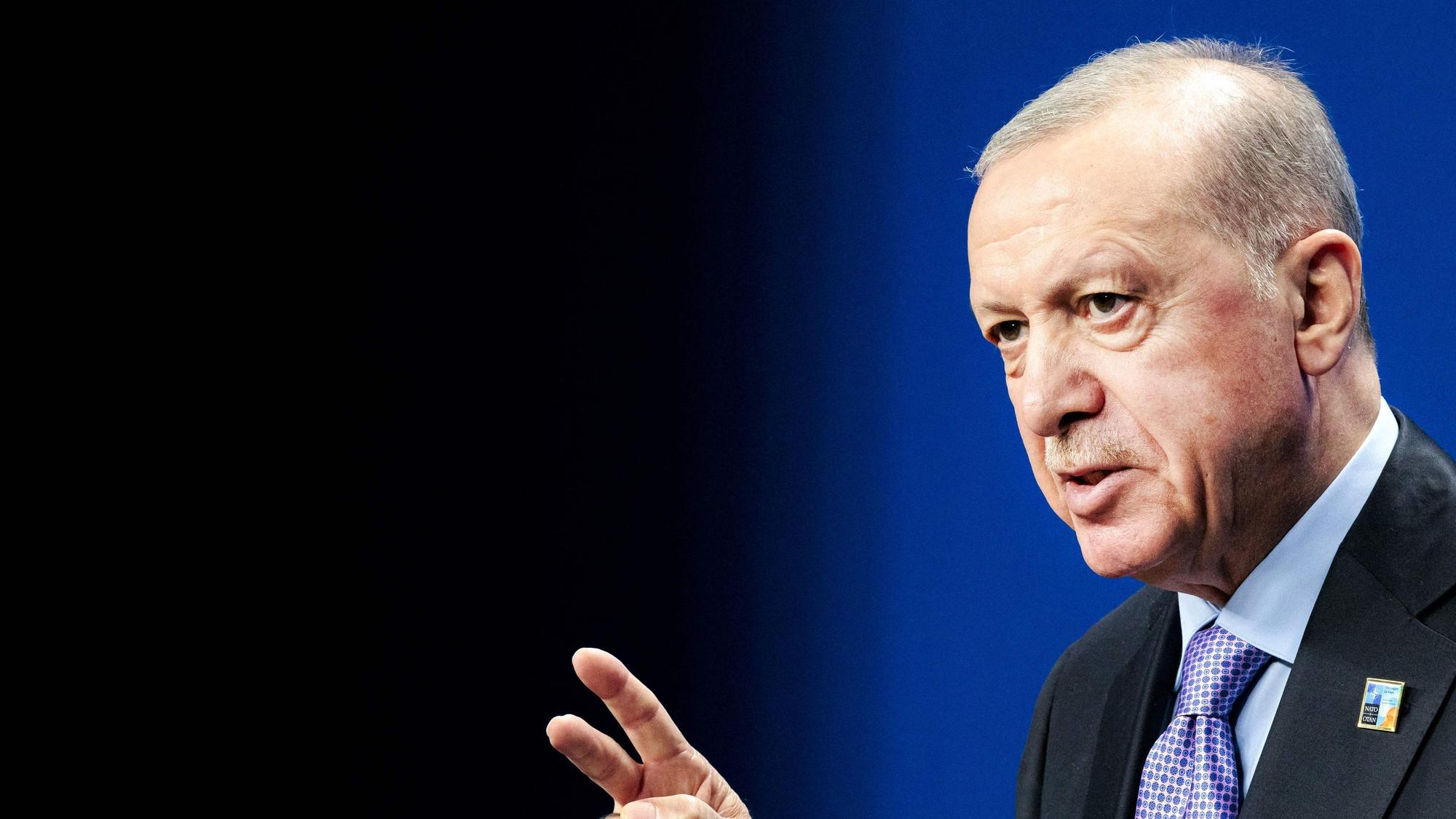 Der türkische Präsident Recep Tayyip Erdogan spricht auf einer Pressekonferenz nach dem NATO-Gipfel in The Hague im Juni. (Archivbild)