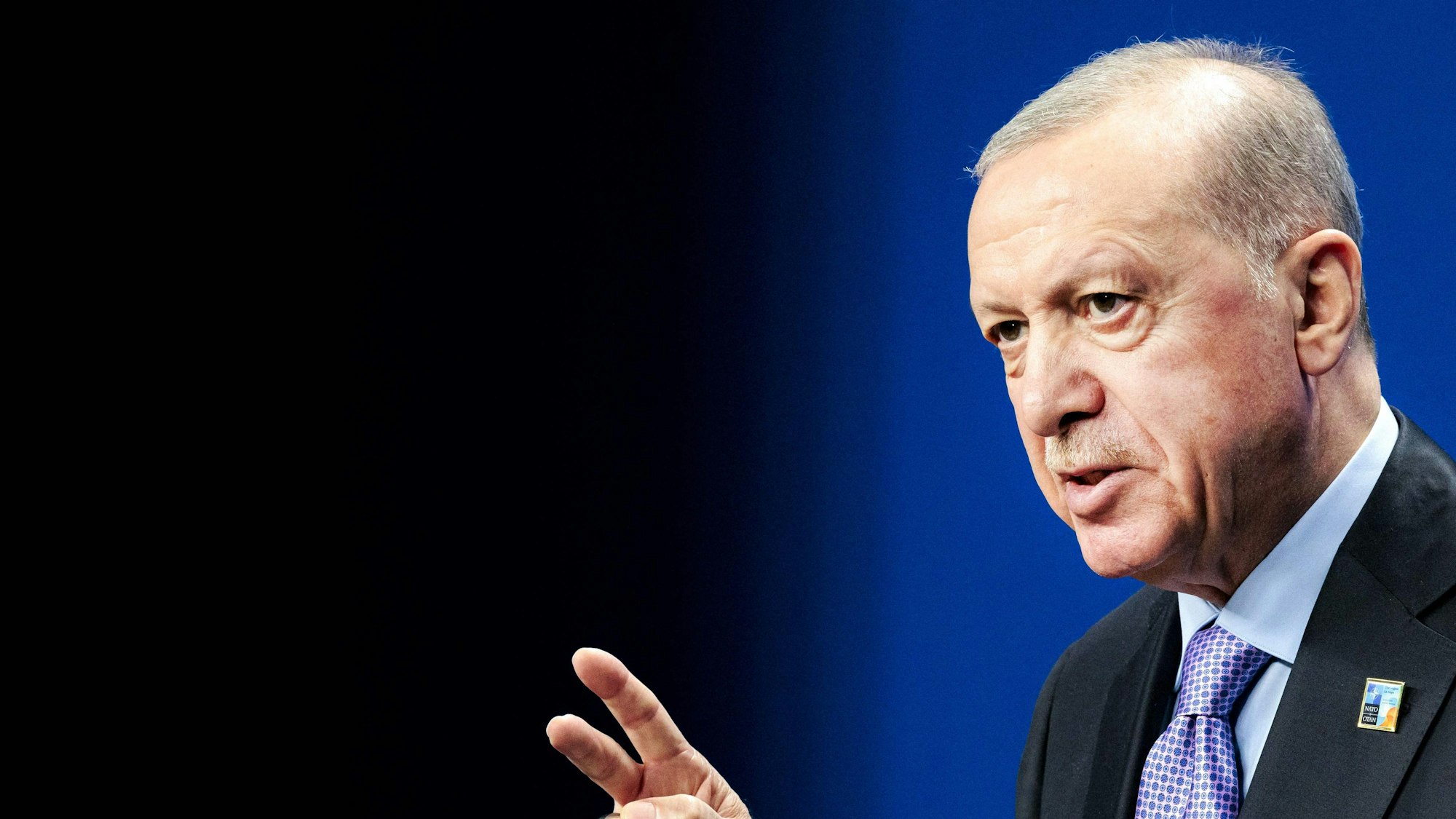 Der türkische Präsident Recep Tayyip Erdogan spricht auf einer Pressekonferenz nach dem NATO-Gipfel in The Hague im Juni. (Archivbild)