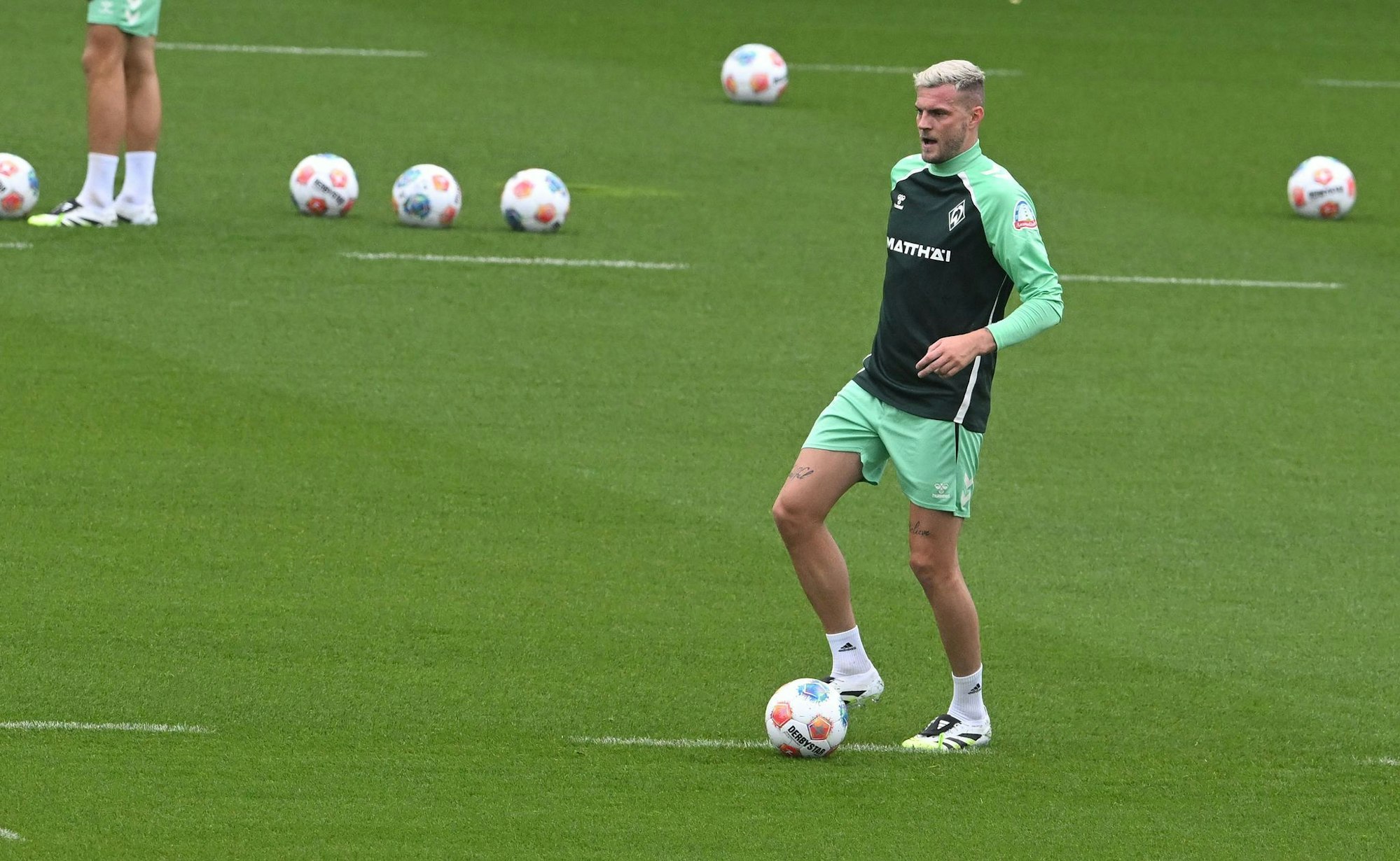 Werder-Stürmer Marvin Ducksch hat sich beim Trainingsauftakt verletzt.