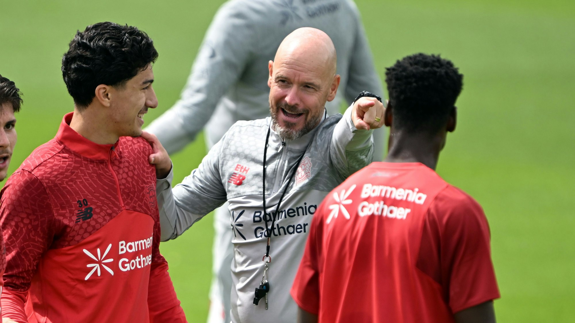 Bayer Leverkusens neuer Cheftrainer Erik ten Hag spricht während des Trainings mit Ibrahim Maza.