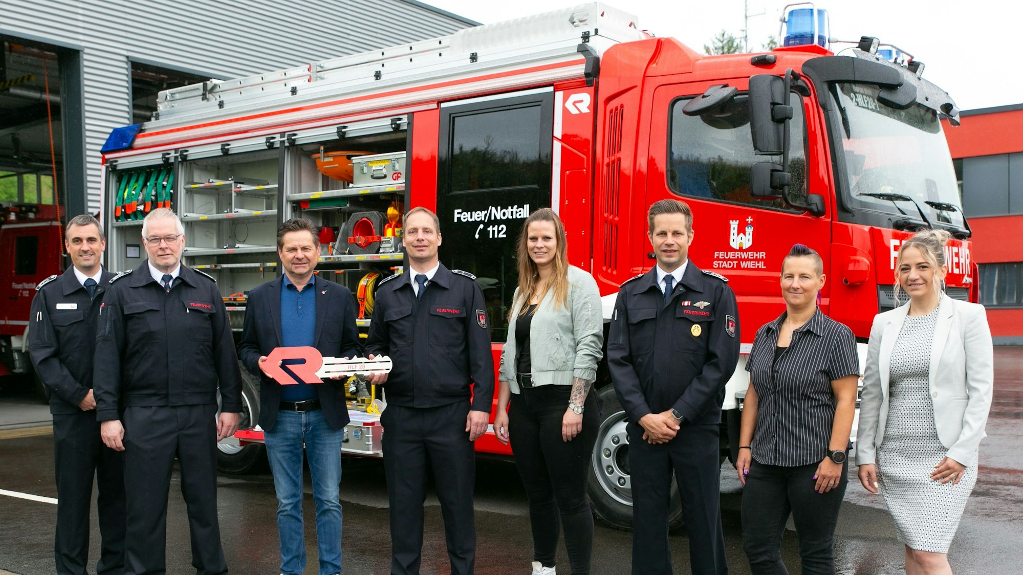 Für alle Einsatzfälle geeignet: Bürgermeister Ulrich Stücker (Driiter von links) übergab den symbolischen Schlüssel an Einheitsführer Ingo Werblow (Vierter von links)