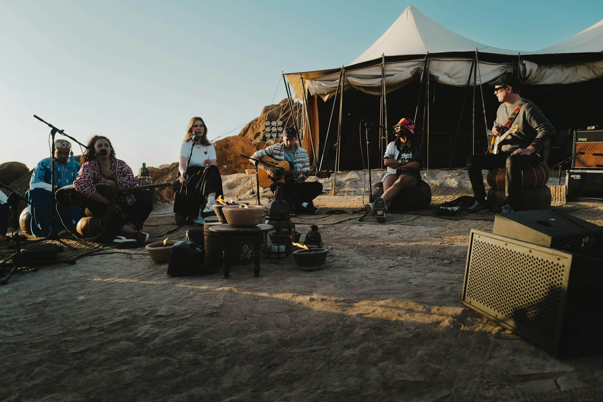 Die Band Juli performt in der Wüste Marokkos mit Einheimischen bei Sonnenuntergang. (Szene aus «Song Trip: Juli x Marokko»/ZDF-Streamingportal).