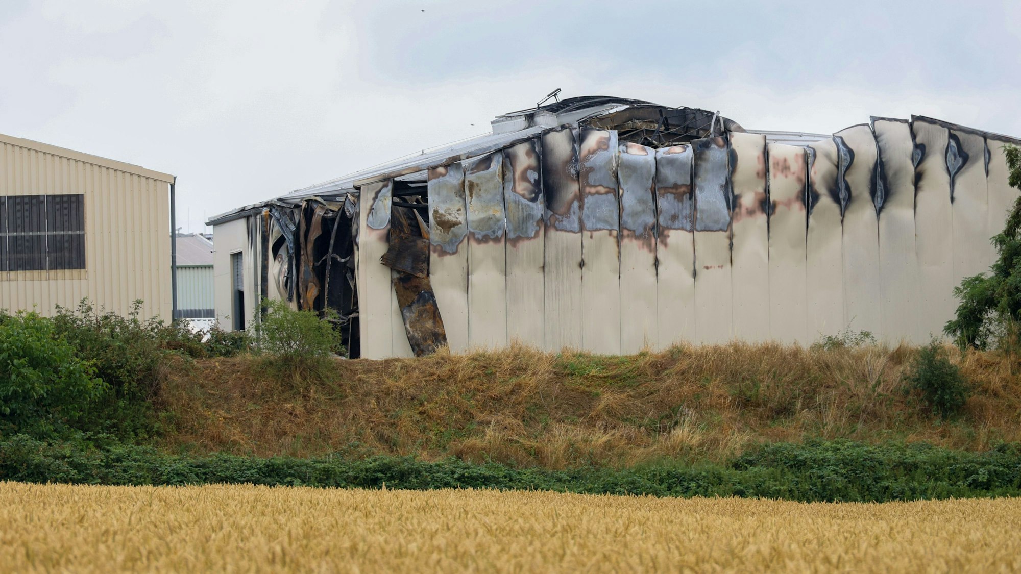 Brandschäden an der Halle.