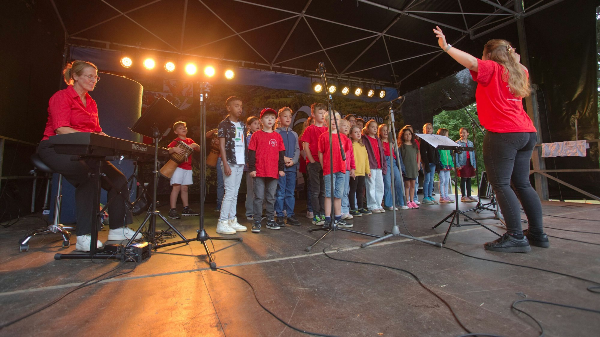 Ein Kinderchor auf einer Bühne.