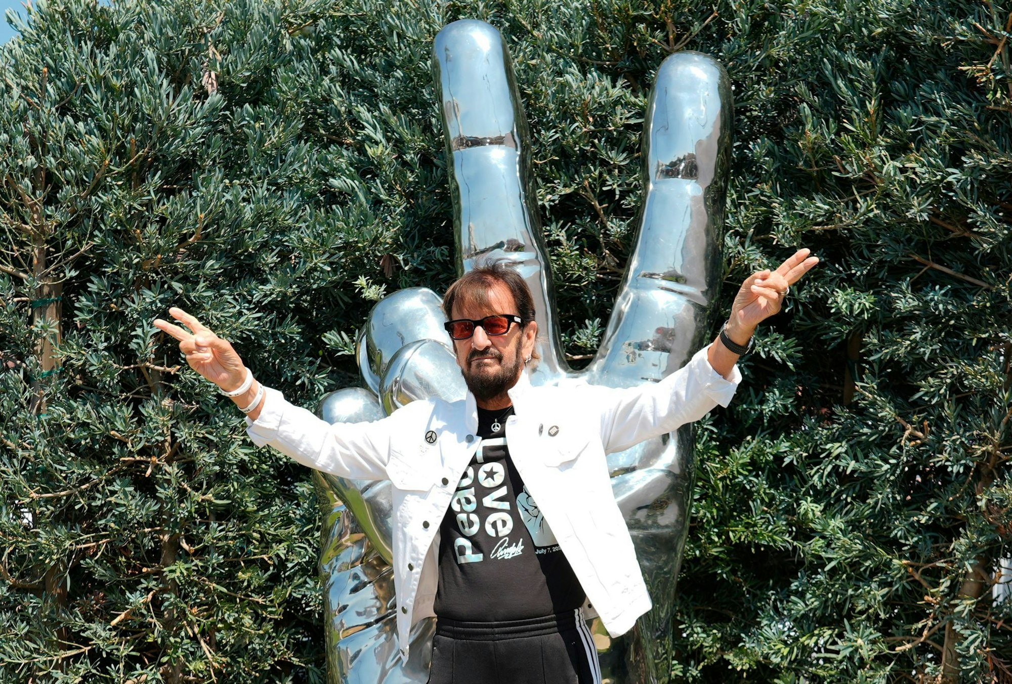 Ringo Starr vor der von ihm gestalteten «Peace and Love»-Statue in seiner Wahlheimat Los Angeles. (Archivfoto)