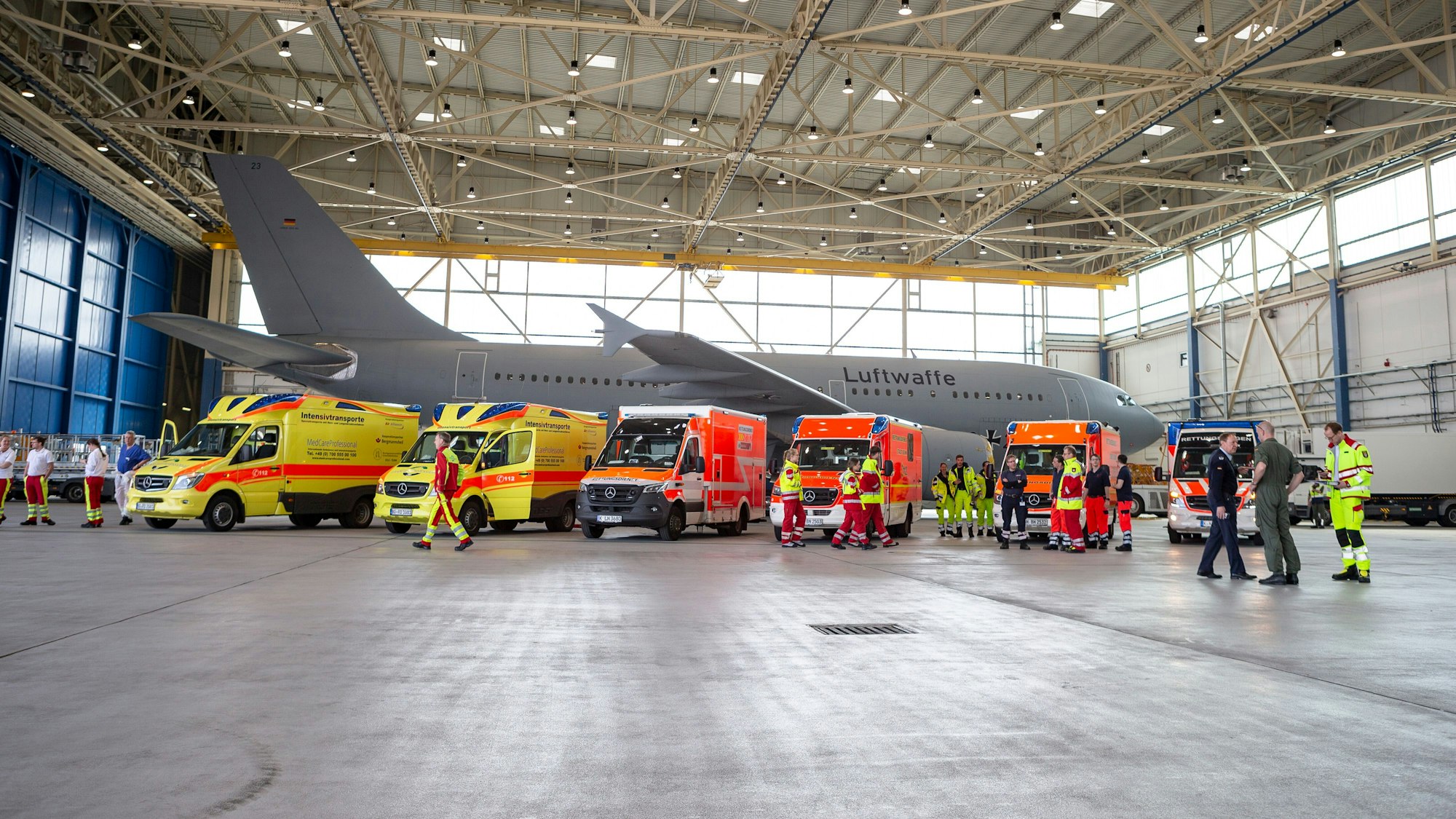 Mit dem dem MedEvac-Airbus der Bundeswehr, einer fliegenden Intensivstation, wurden einige der ukrainischen Patienten nach Köln geflogen.