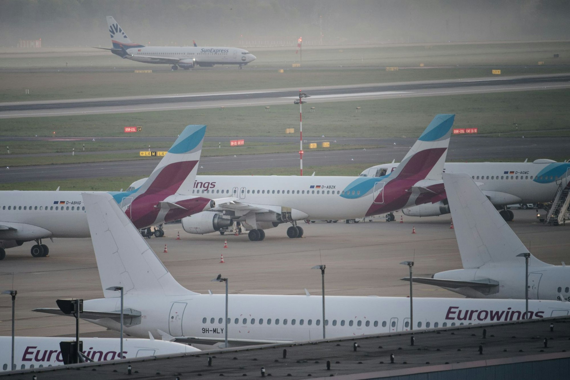 In den Sommerferien fliegen Millionen Menschen von den Flughäfen in NRW in den Urlaub. (Archivbild)
